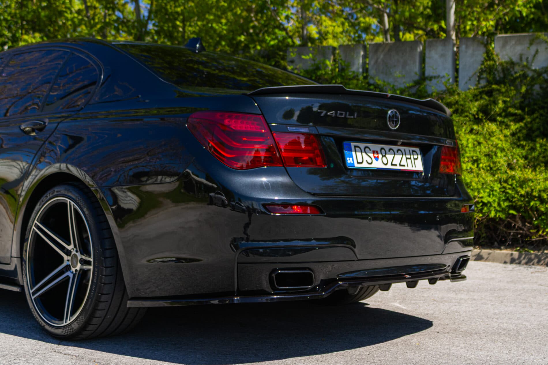 2009 BMW 740i, čierna sedan, 350 675 km
