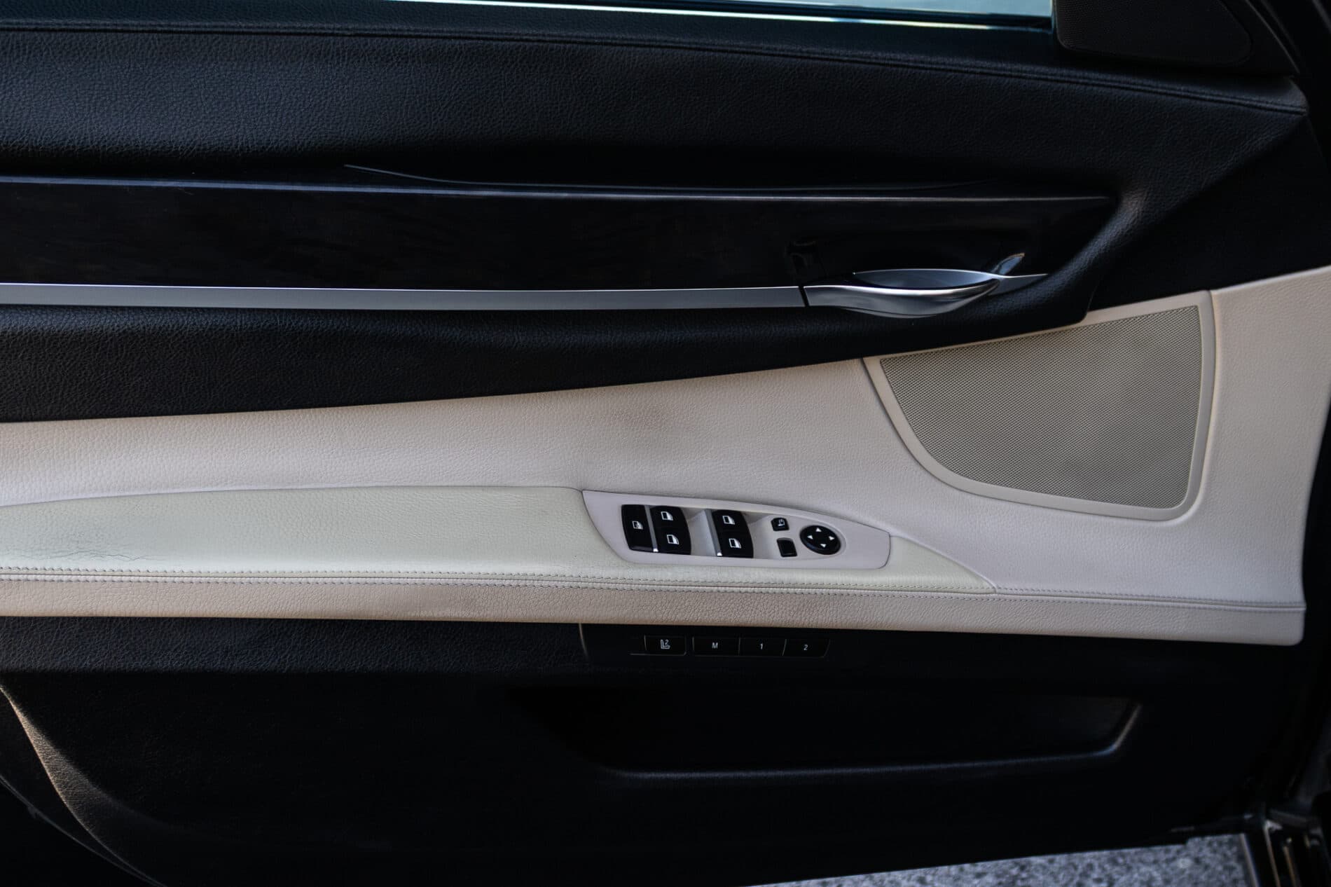 2009 BMW 740i, čierna sedan, 350 675 km