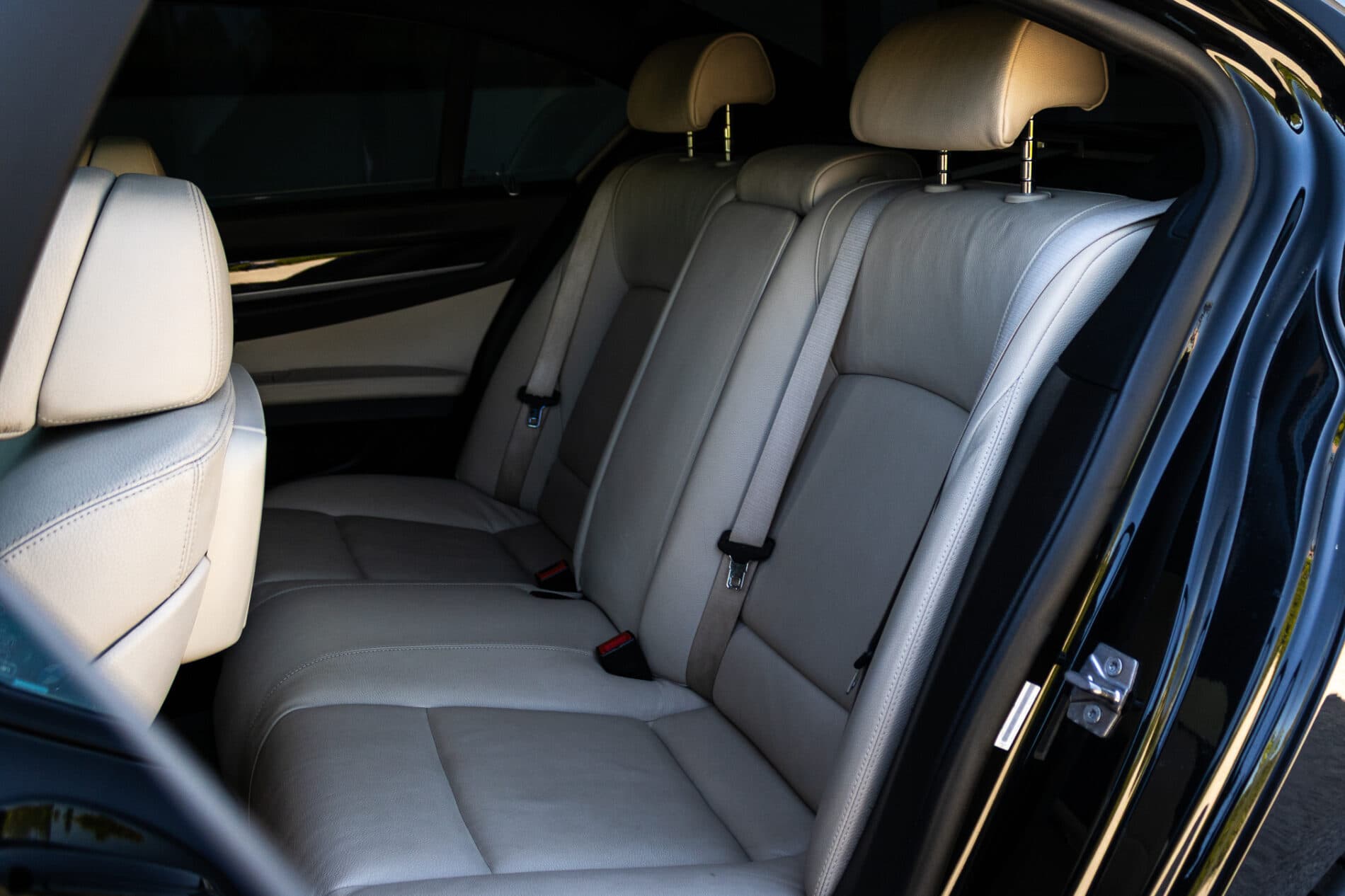 2009 BMW 740i, čierna sedan, 350 675 km