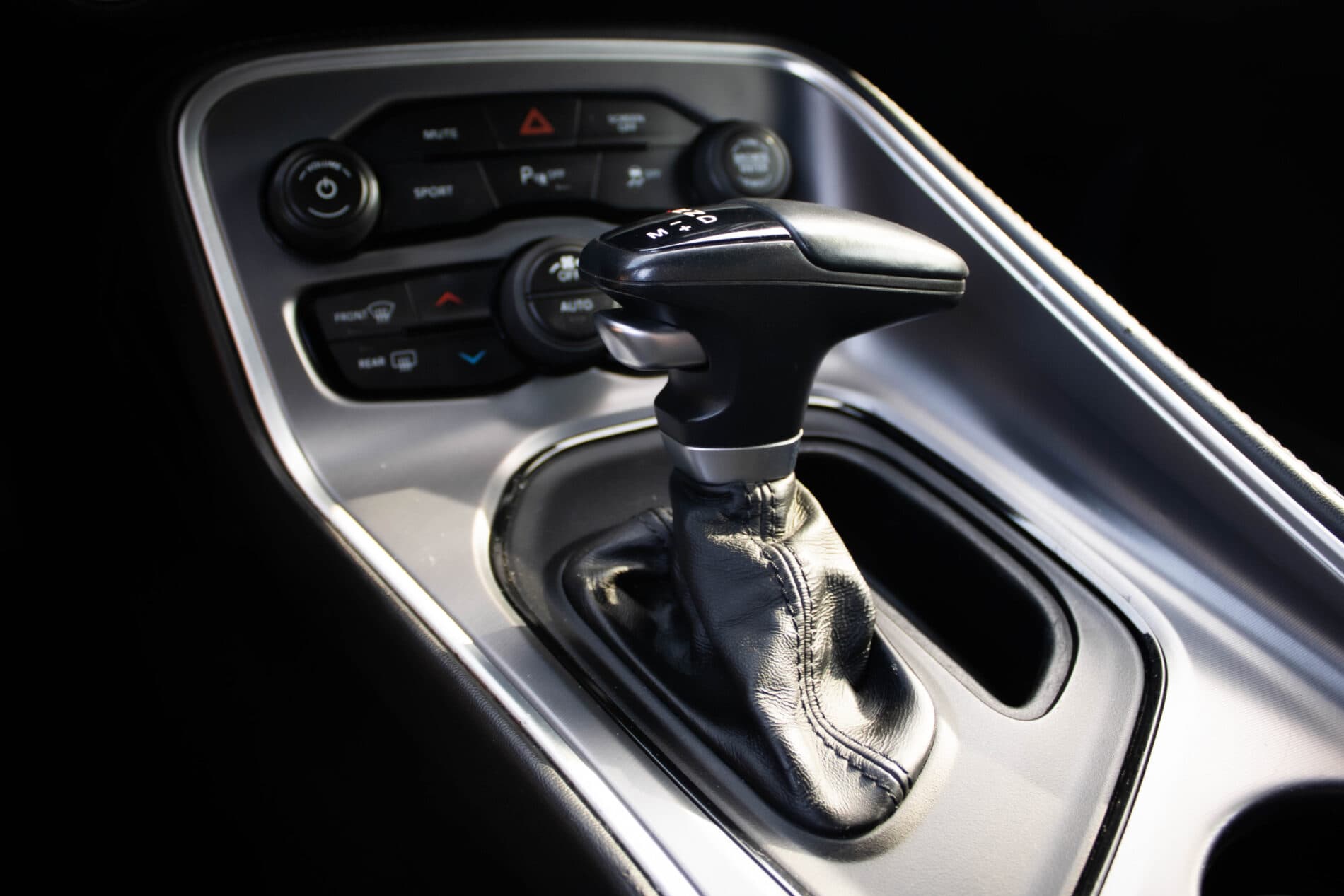 2019 Dodge Challenger, biela kupé, 85 128 km