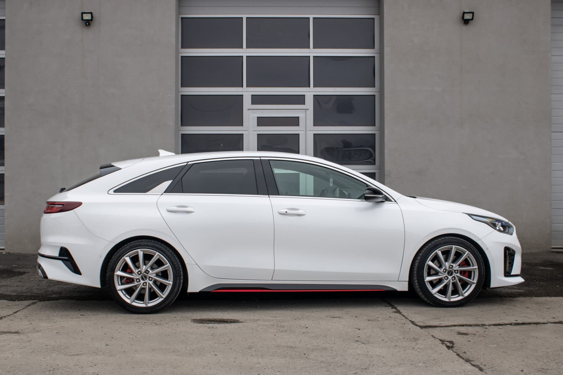 2019 Kia ProCeed GT, biela kombi, 35 892 km