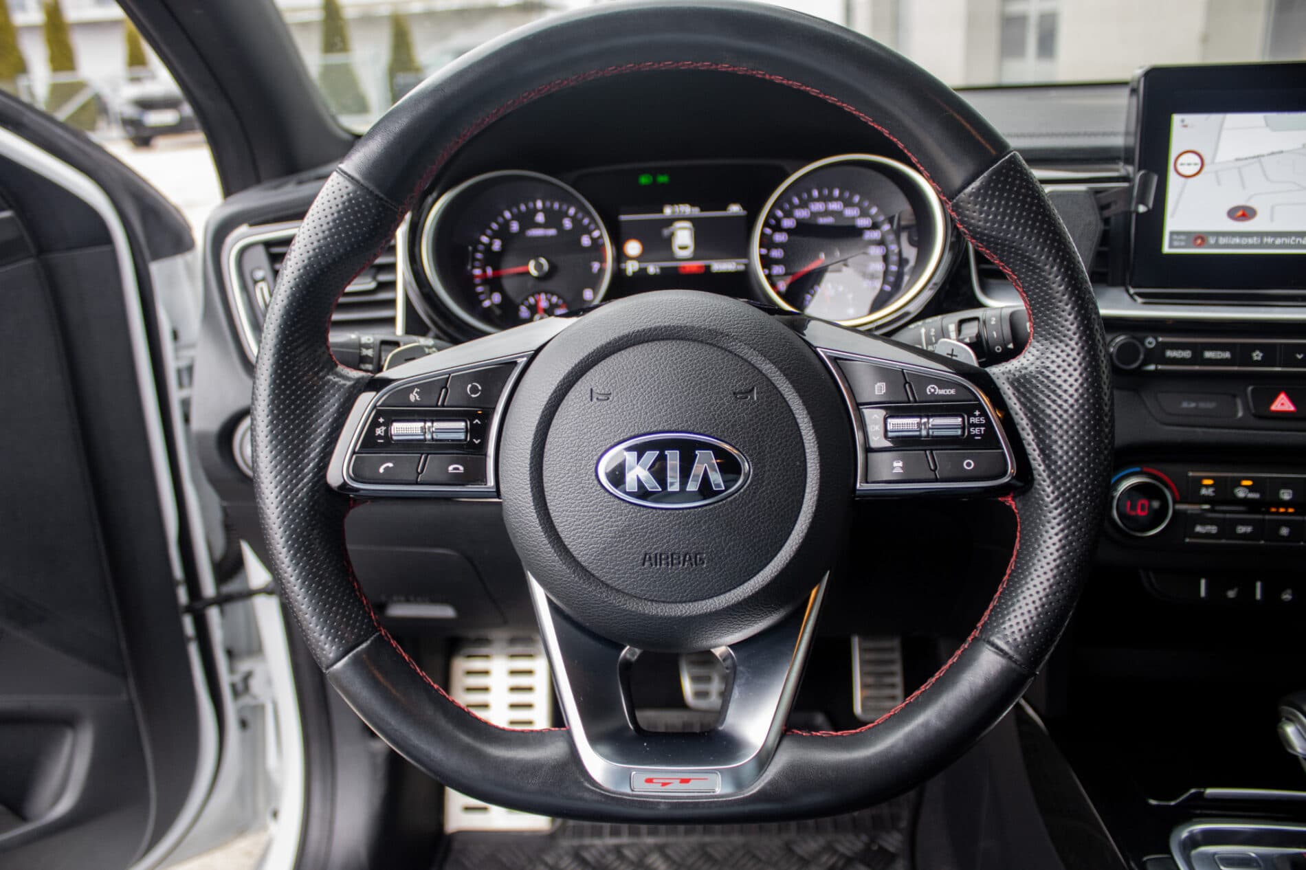 2019 Kia ProCeed GT, biela kombi, 35 892 km