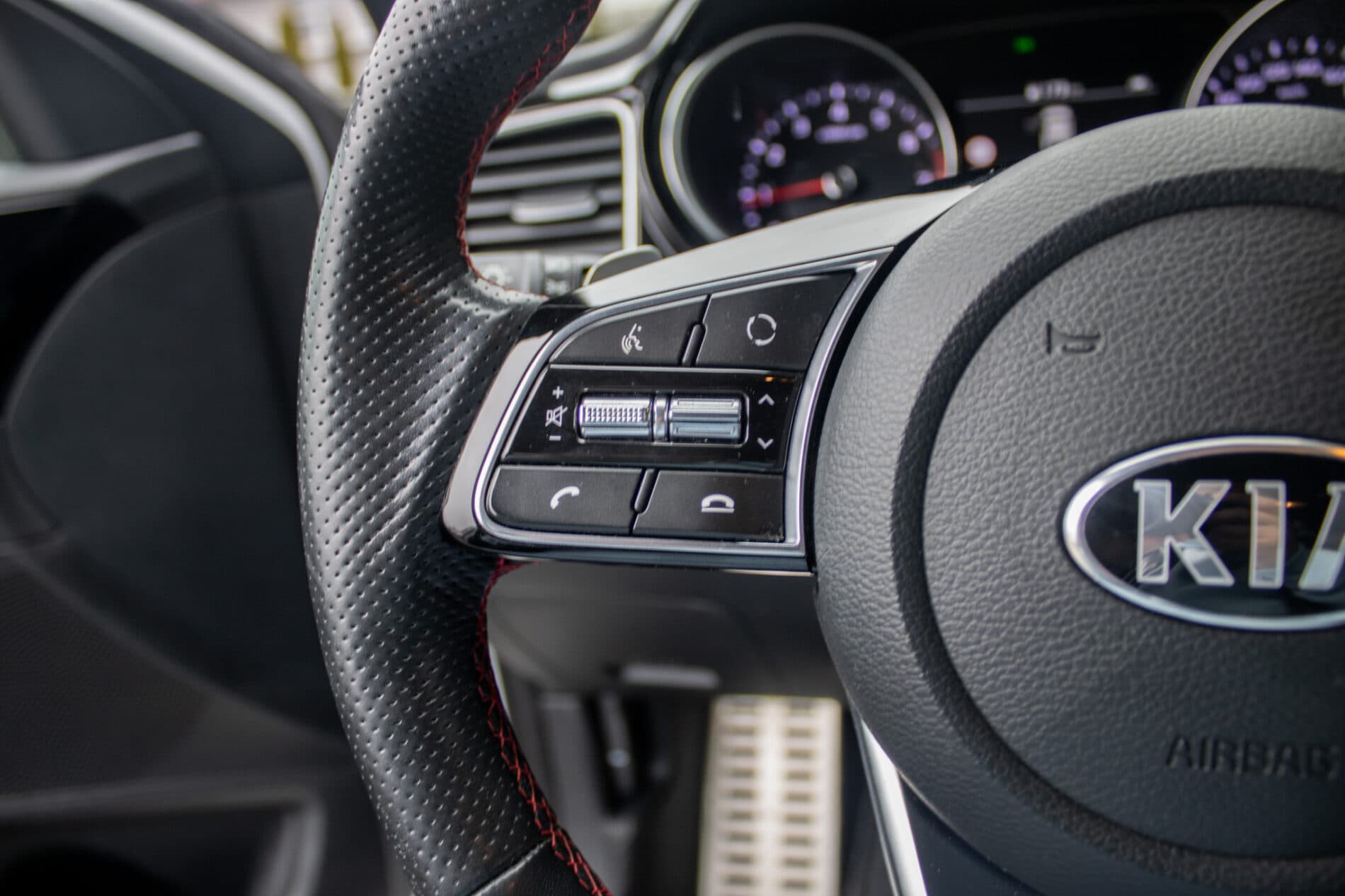 2019 Kia ProCeed GT, biela kombi, 35 892 km