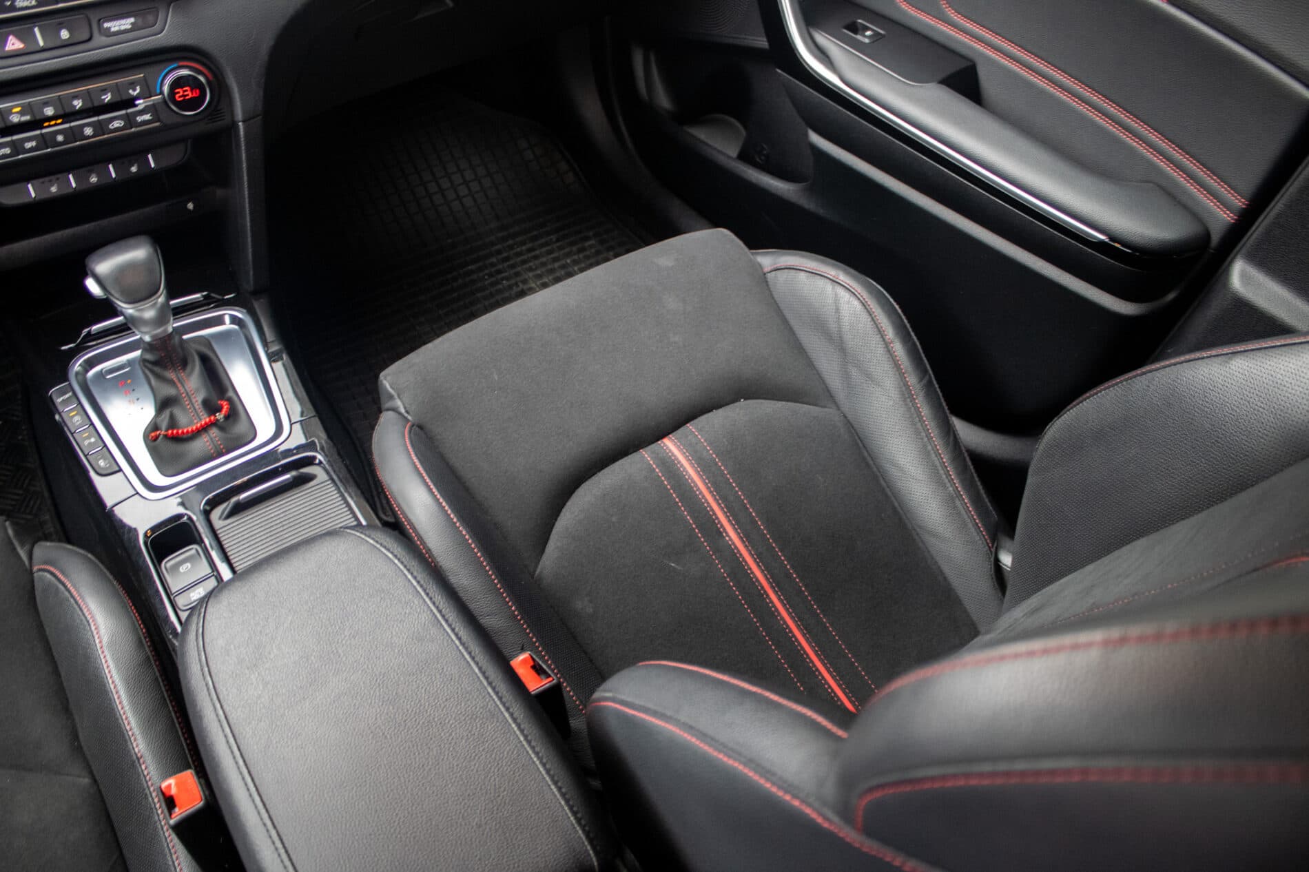 2019 Kia ProCeed GT, biela kombi, 35 892 km