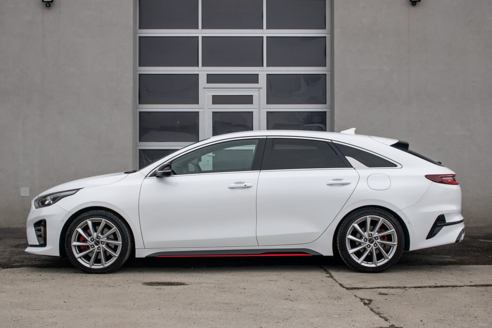 2019 Kia ProCeed GT, biela kombi, 35 892 km