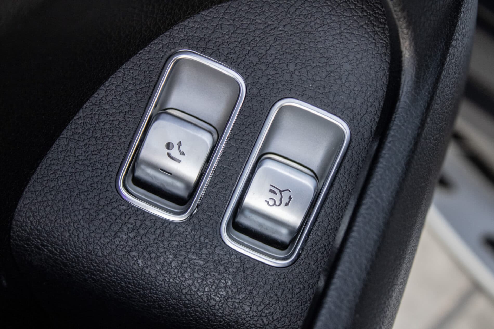 2020 Mercedes-Benz GLS 400d, sivá suv, 126 364 km