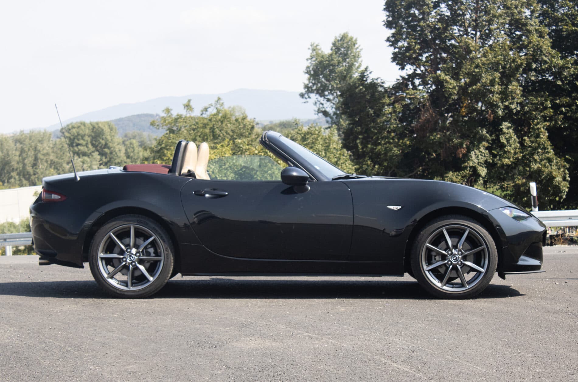 2018 Mazda MX-5 (ND), čierna kabriolet, 22 946 km