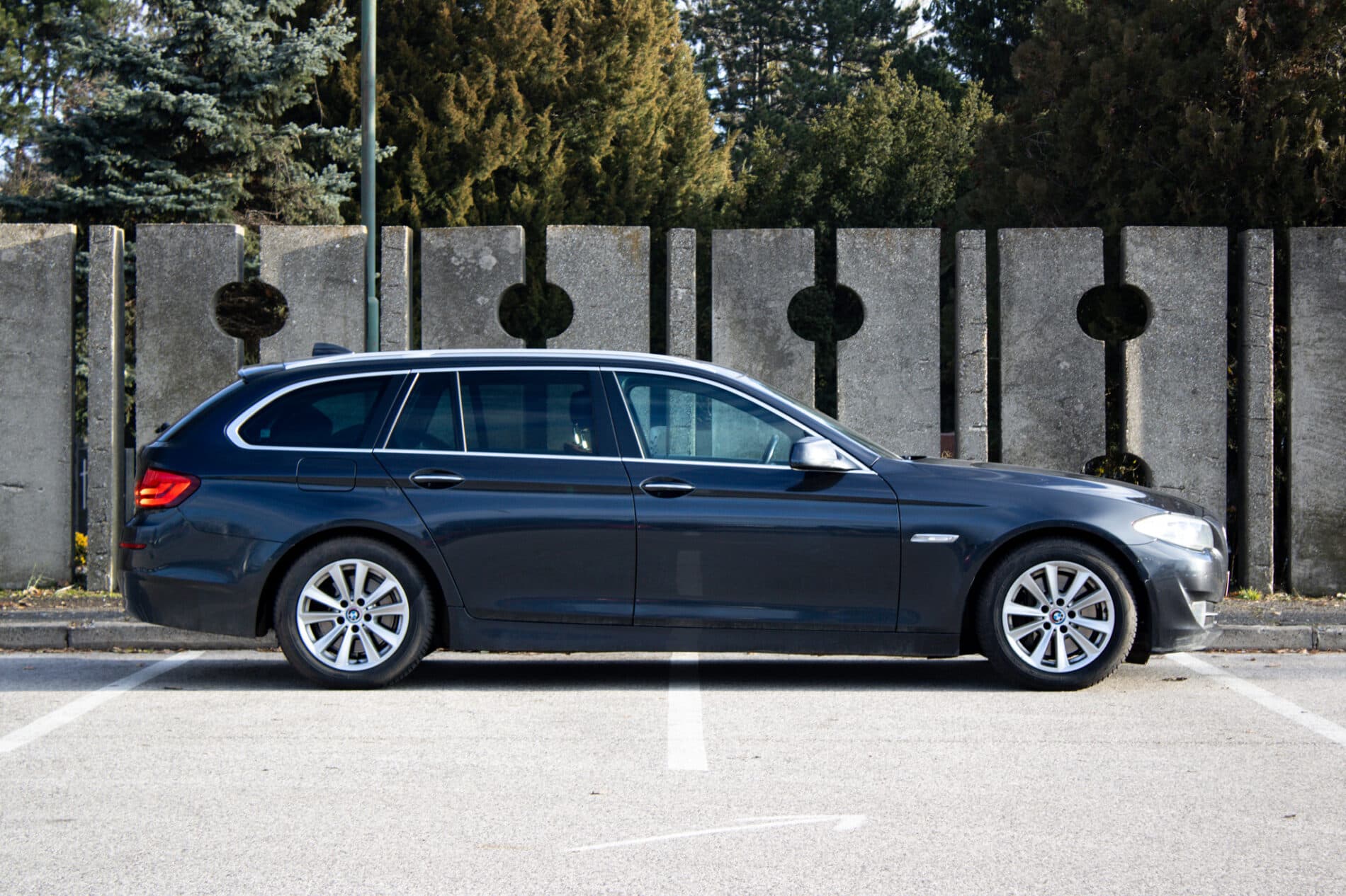 2010 BMW 530d, sivá kombi, 269 764 km