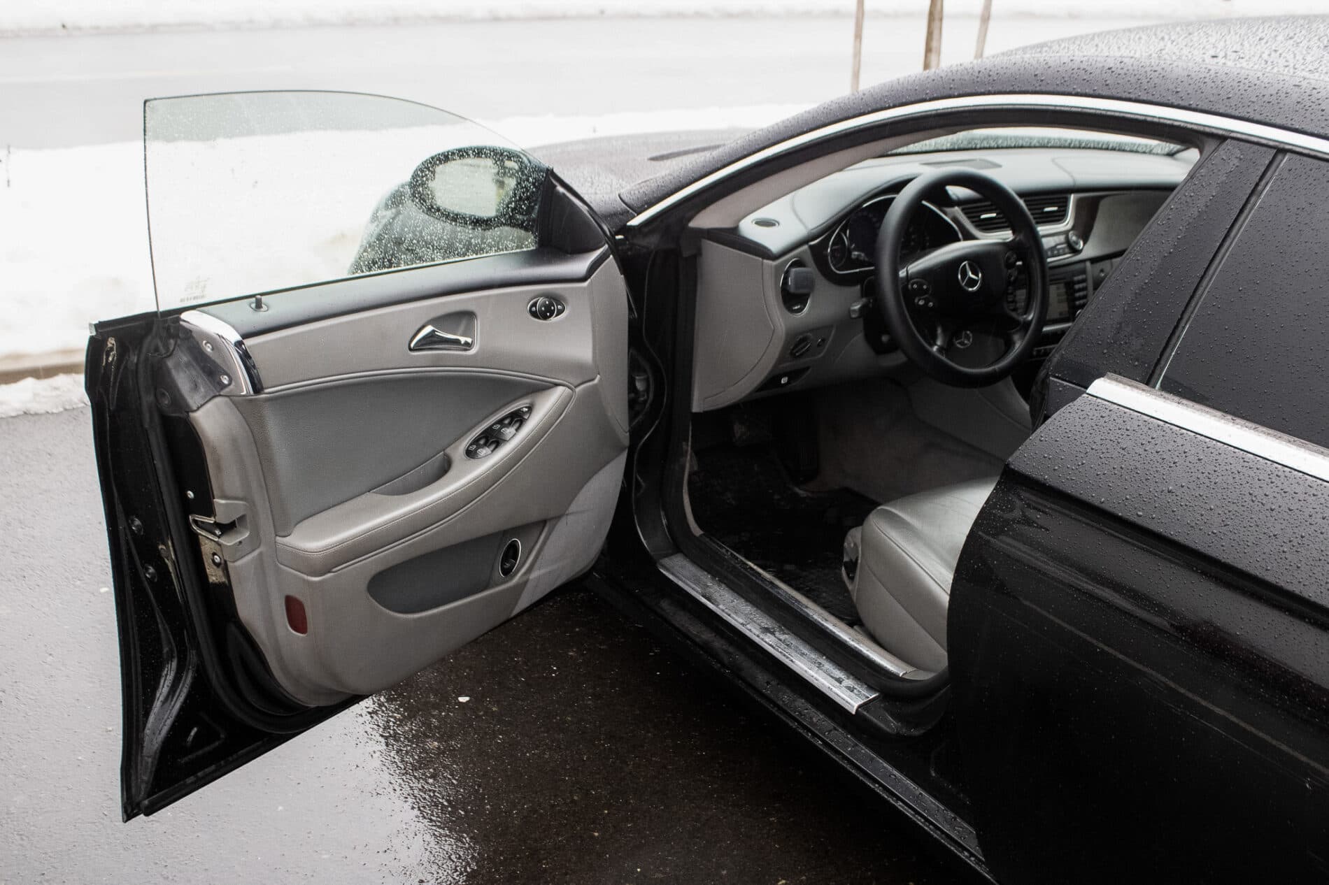 2005 Mercedes-Benz CLS 350, čierna sedan, 190 126 km