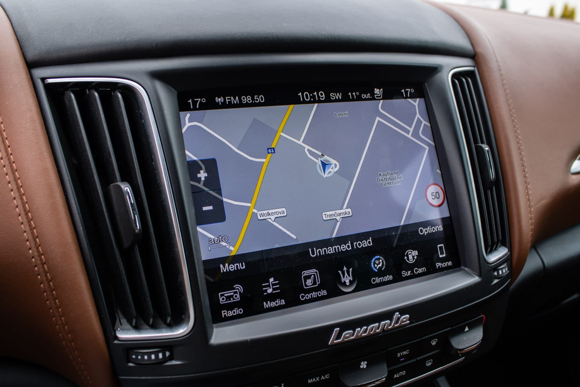 2016 Maserati Levante, biela suv, 230 245 km