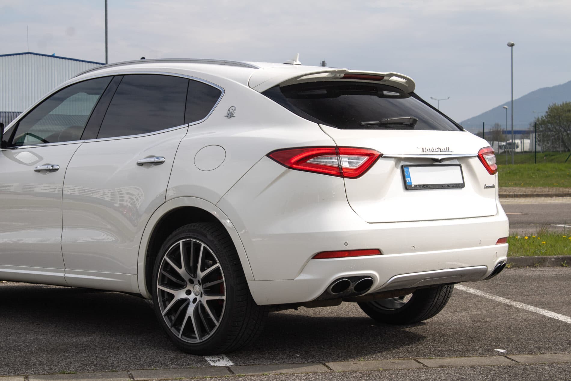 2016 Maserati Levante, biela suv, 230 245 km