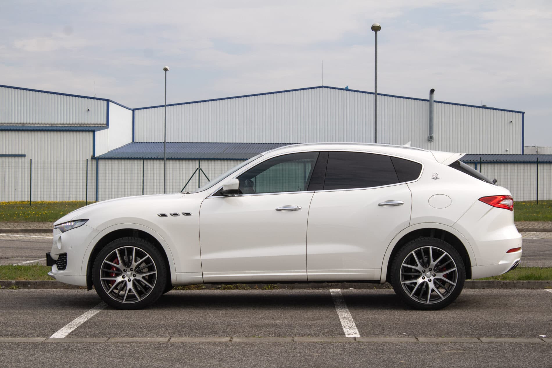 2016 Maserati Levante, biela suv, 230 245 km