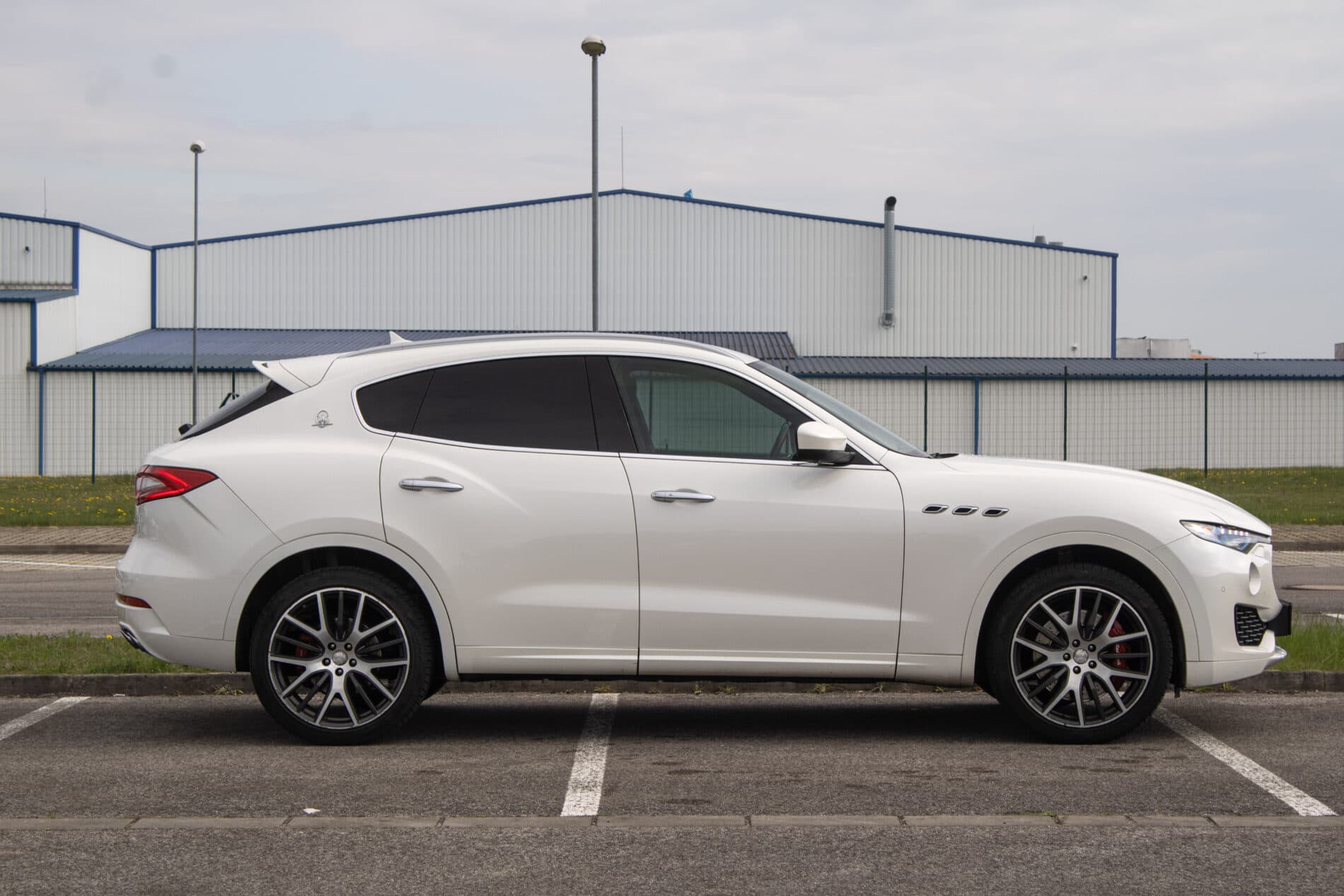 2016 Maserati Levante, biela suv, 230 245 km