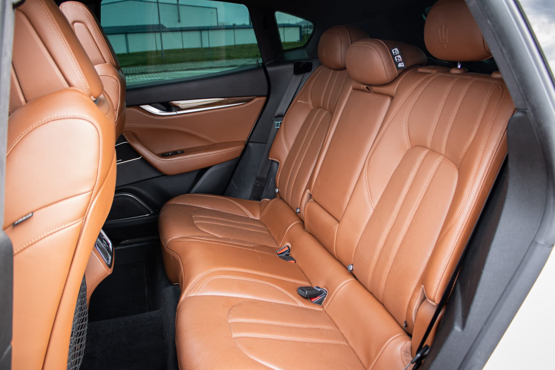 2016 Maserati Levante, biela suv, 230 245 km