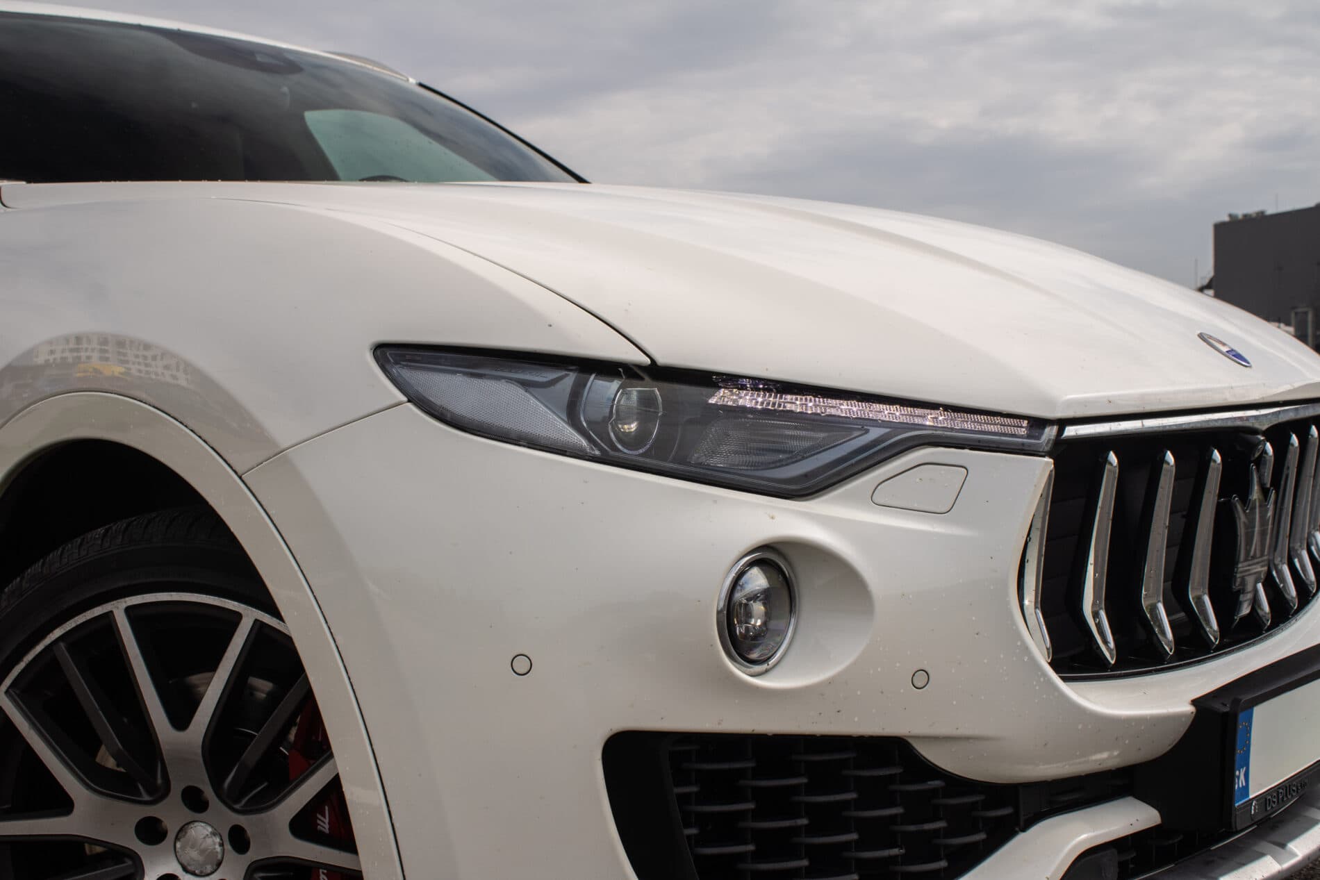 2016 Maserati Levante, biela suv, 230 245 km