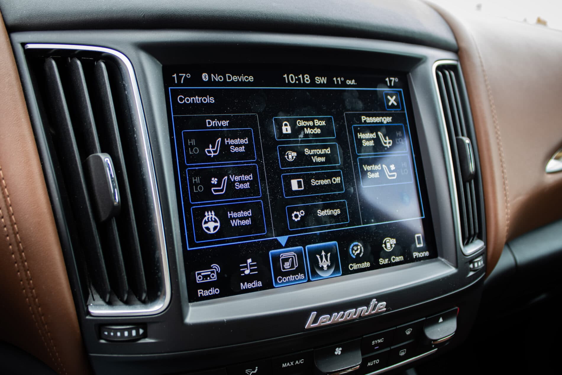 2016 Maserati Levante, biela suv, 230 245 km
