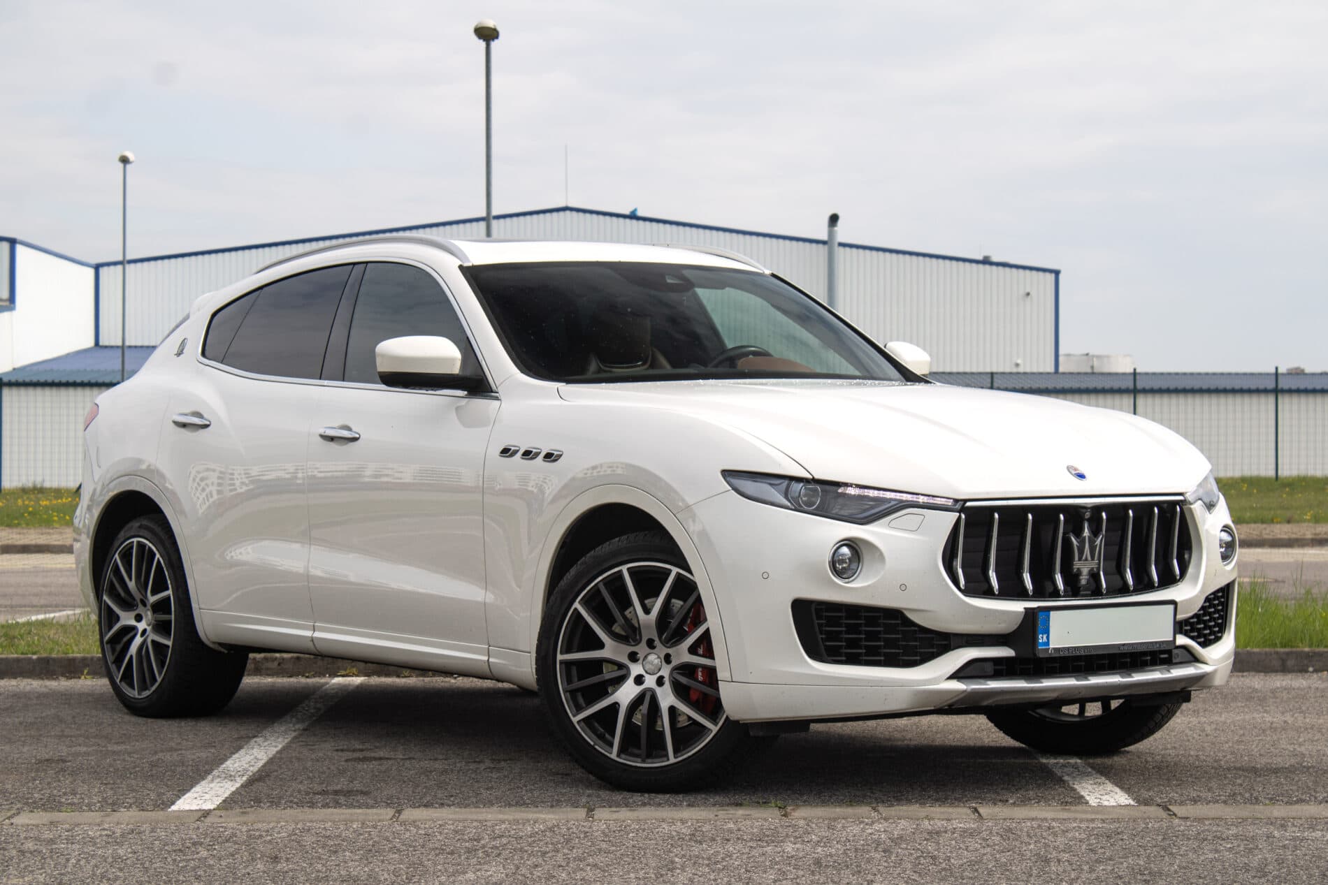 2016 Maserati Levante, biela suv, 230 245 km