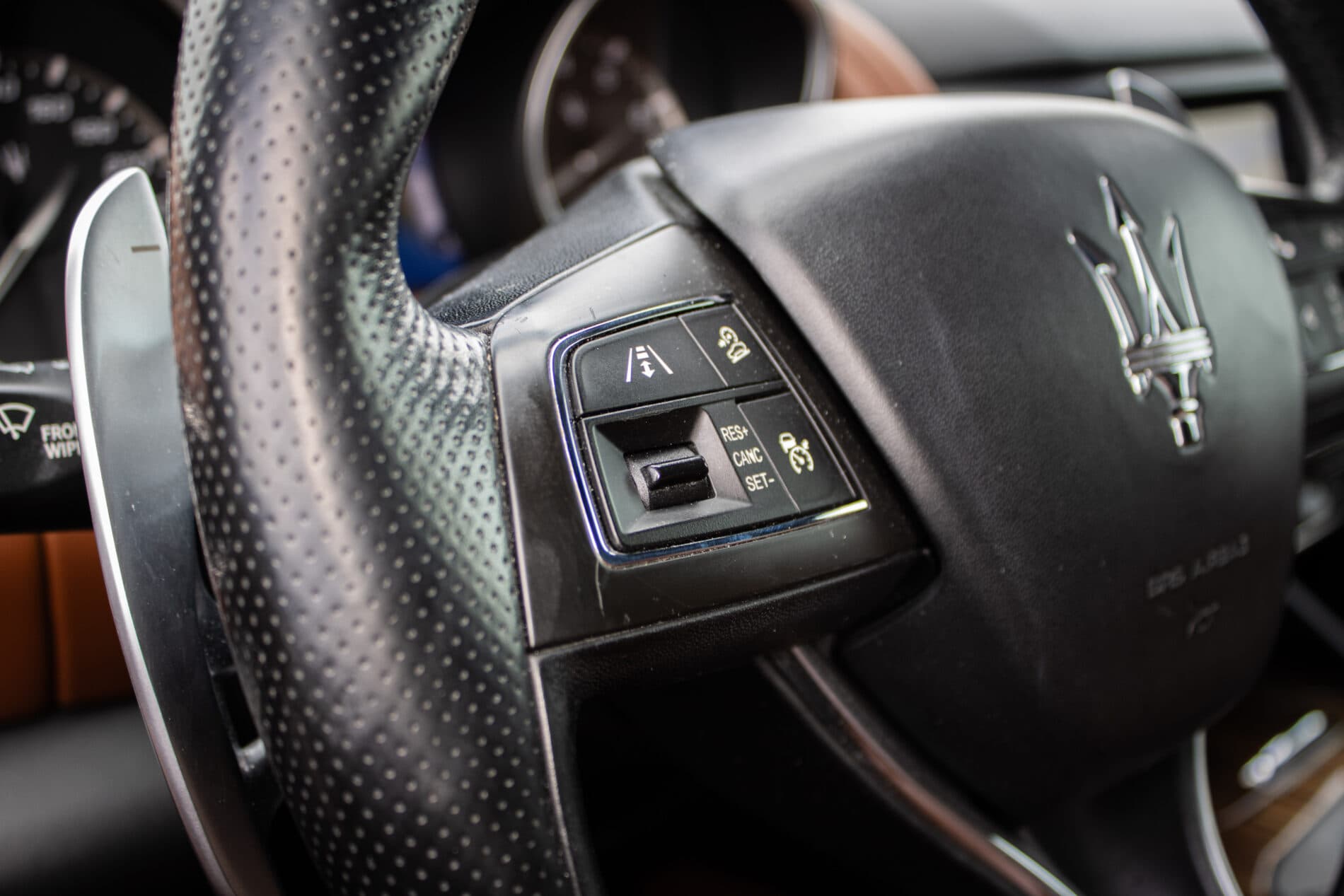2016 Maserati Levante, biela suv, 230 245 km