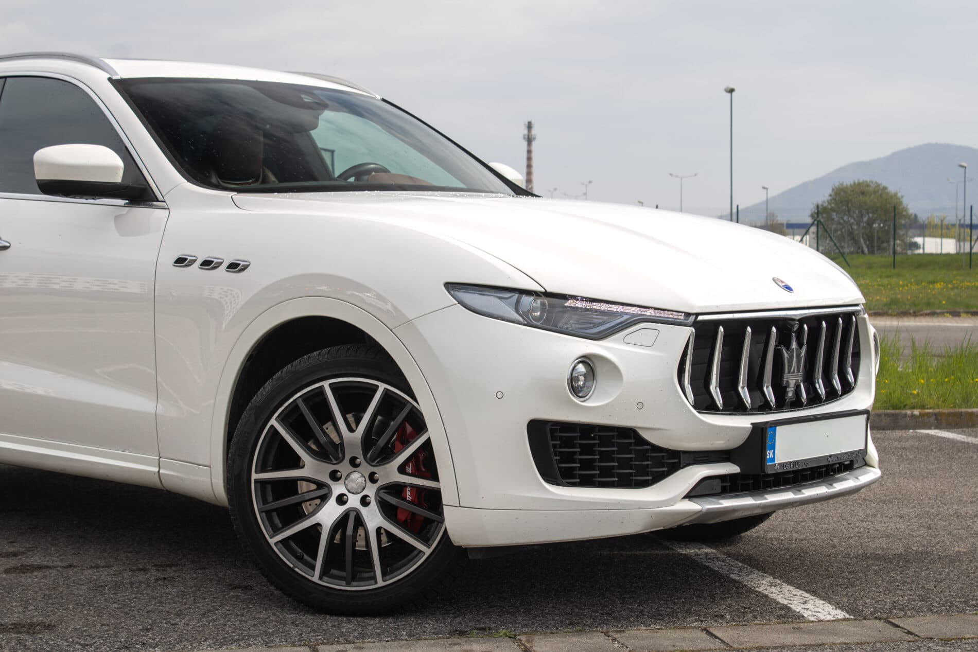 2016 Maserati Levante, biela suv, 230 245 km
