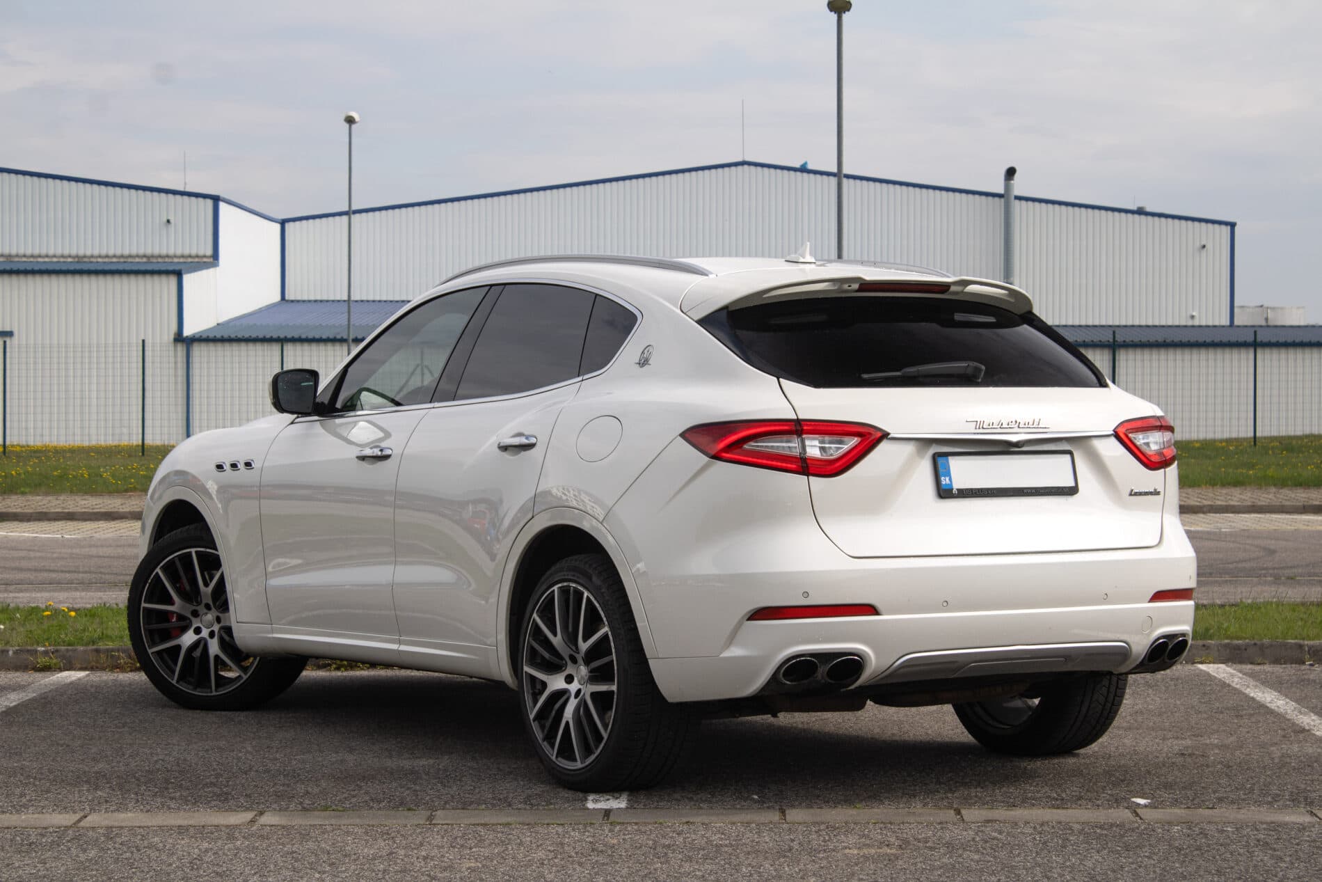 2016 Maserati Levante, biela suv, 230 245 km