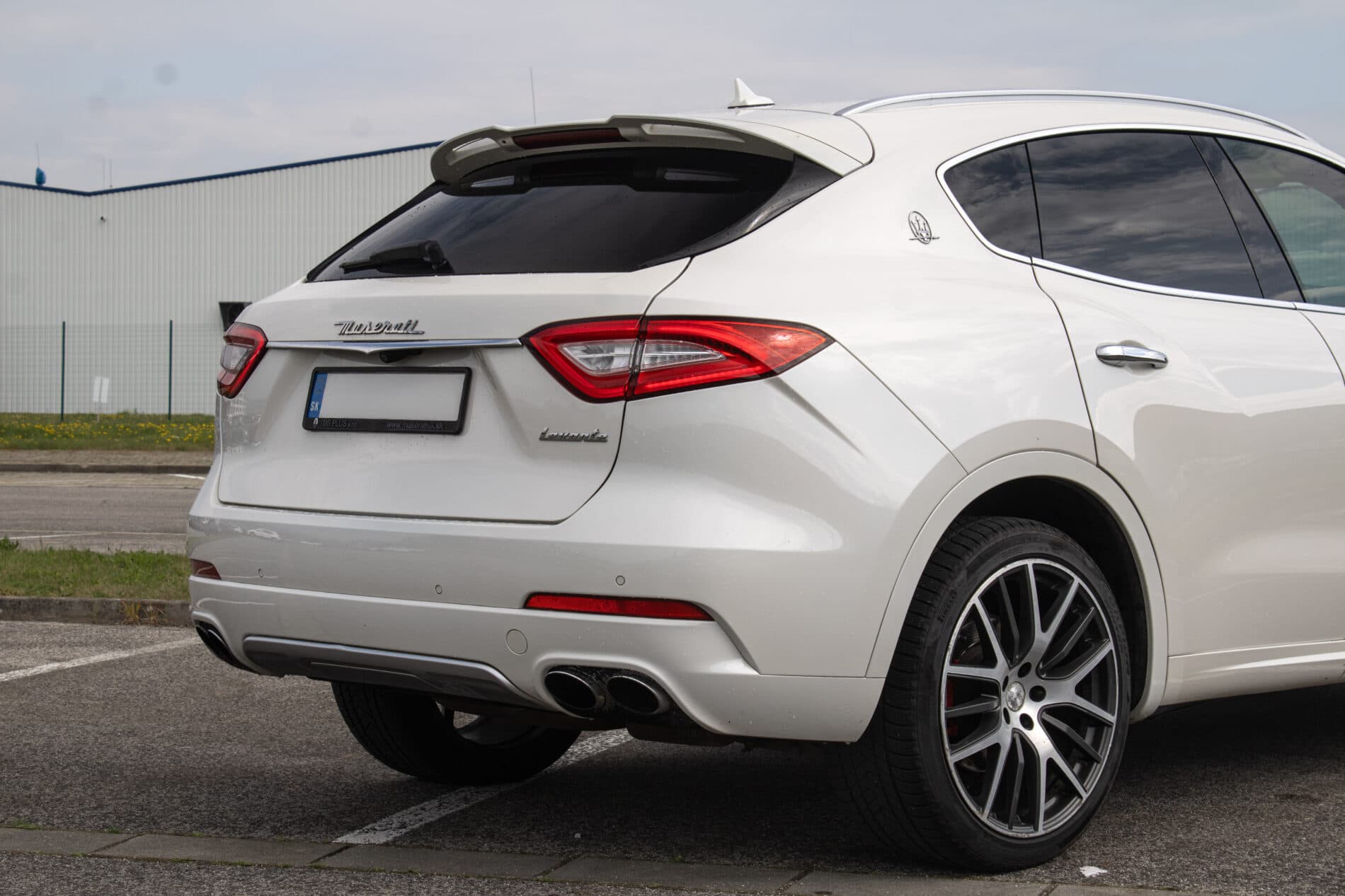 2016 Maserati Levante, biela suv, 230 245 km