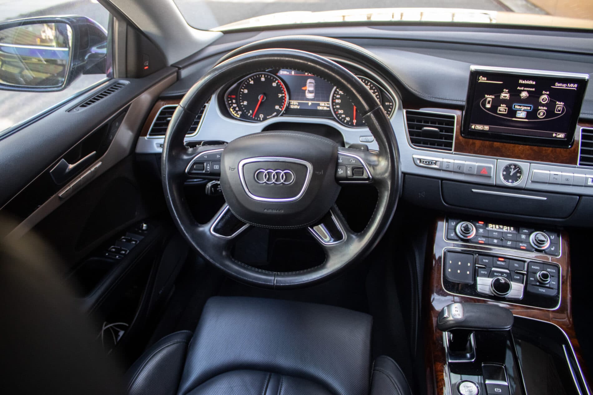 2013 AUDI A8, sivá sedan, 136 136 km