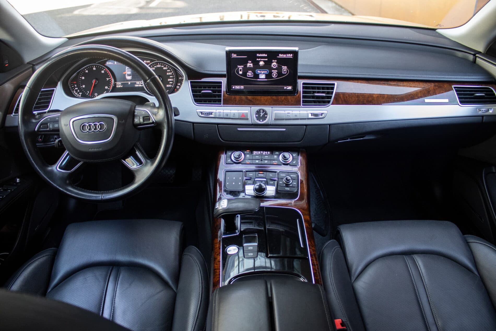 2013 AUDI A8, sivá sedan, 136 136 km
