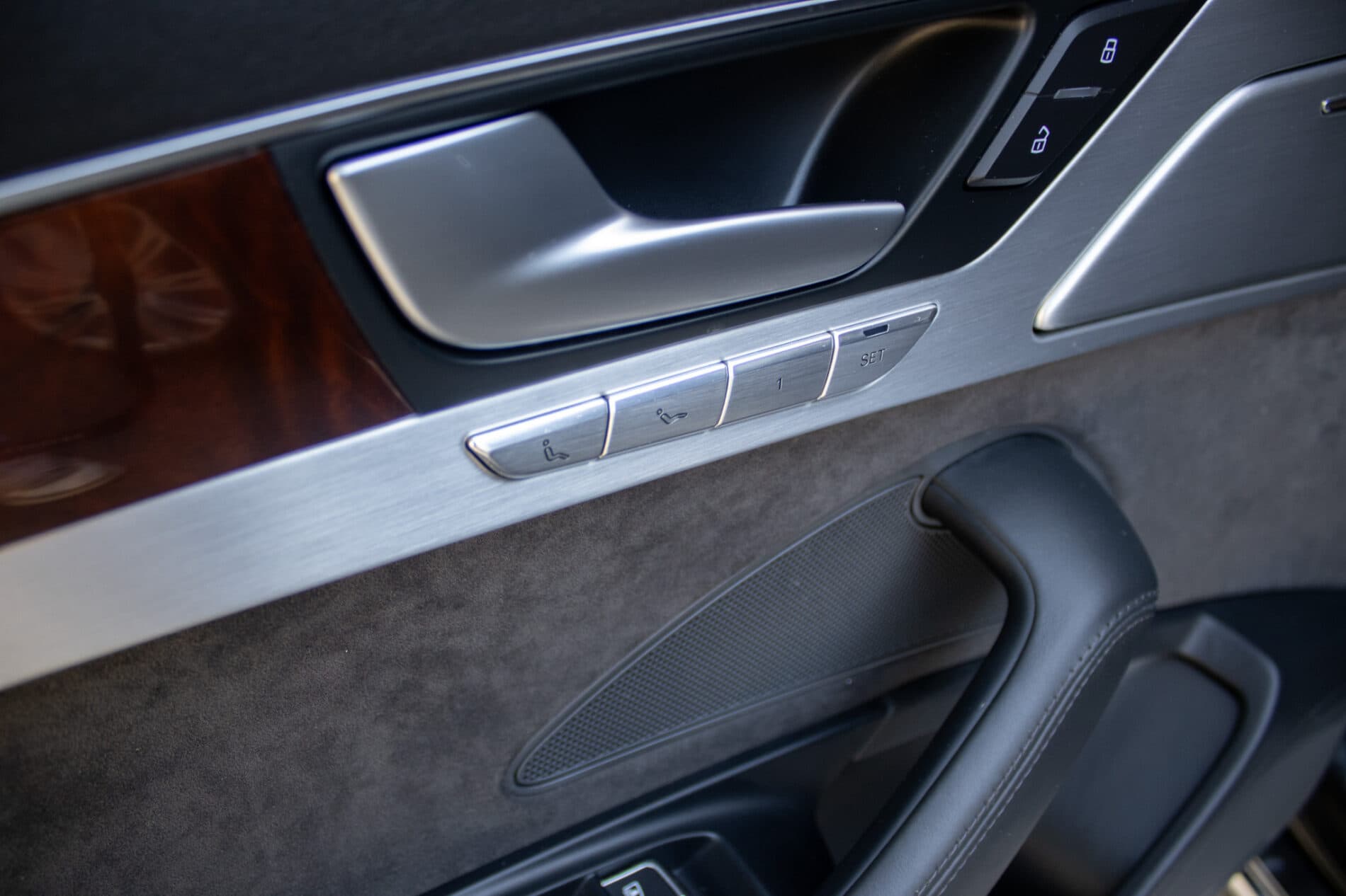 2013 AUDI A8, sivá sedan, 136 136 km