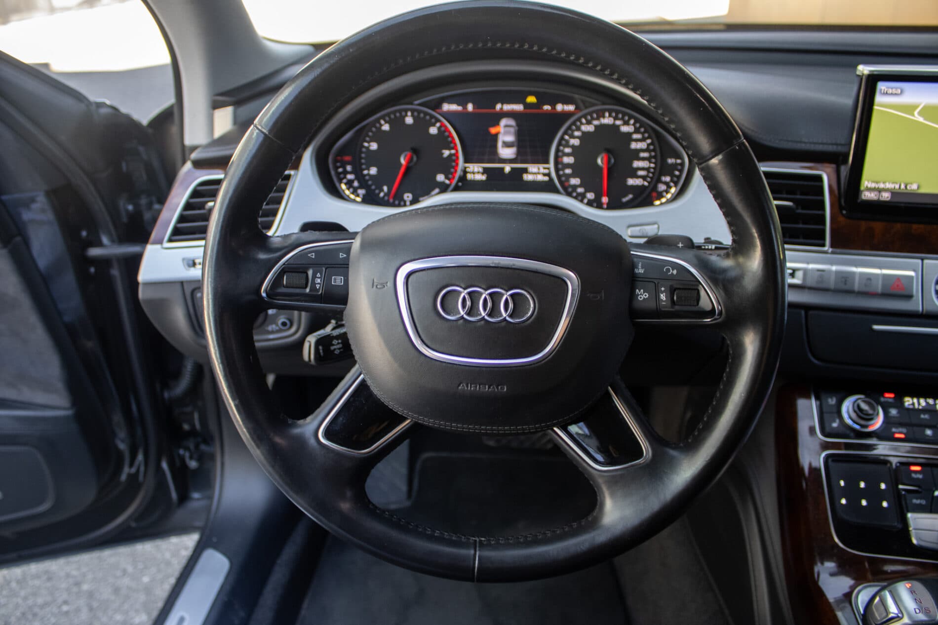 2013 AUDI A8, sivá sedan, 136 136 km