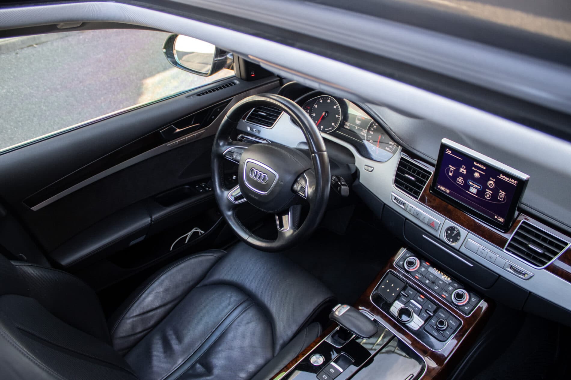 2013 AUDI A8, sivá sedan, 136 136 km