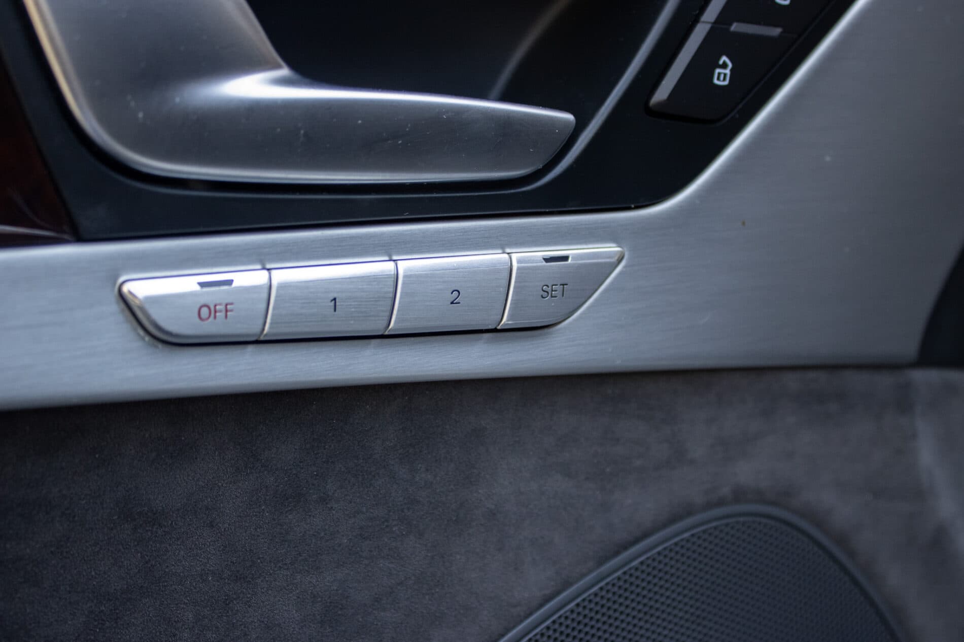 2013 AUDI A8, sivá sedan, 136 136 km
