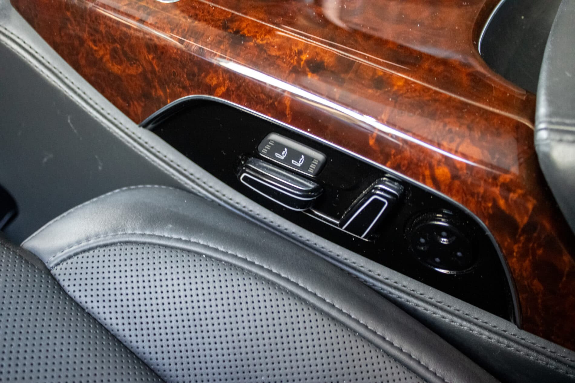 2013 AUDI A8, sivá sedan, 136 136 km