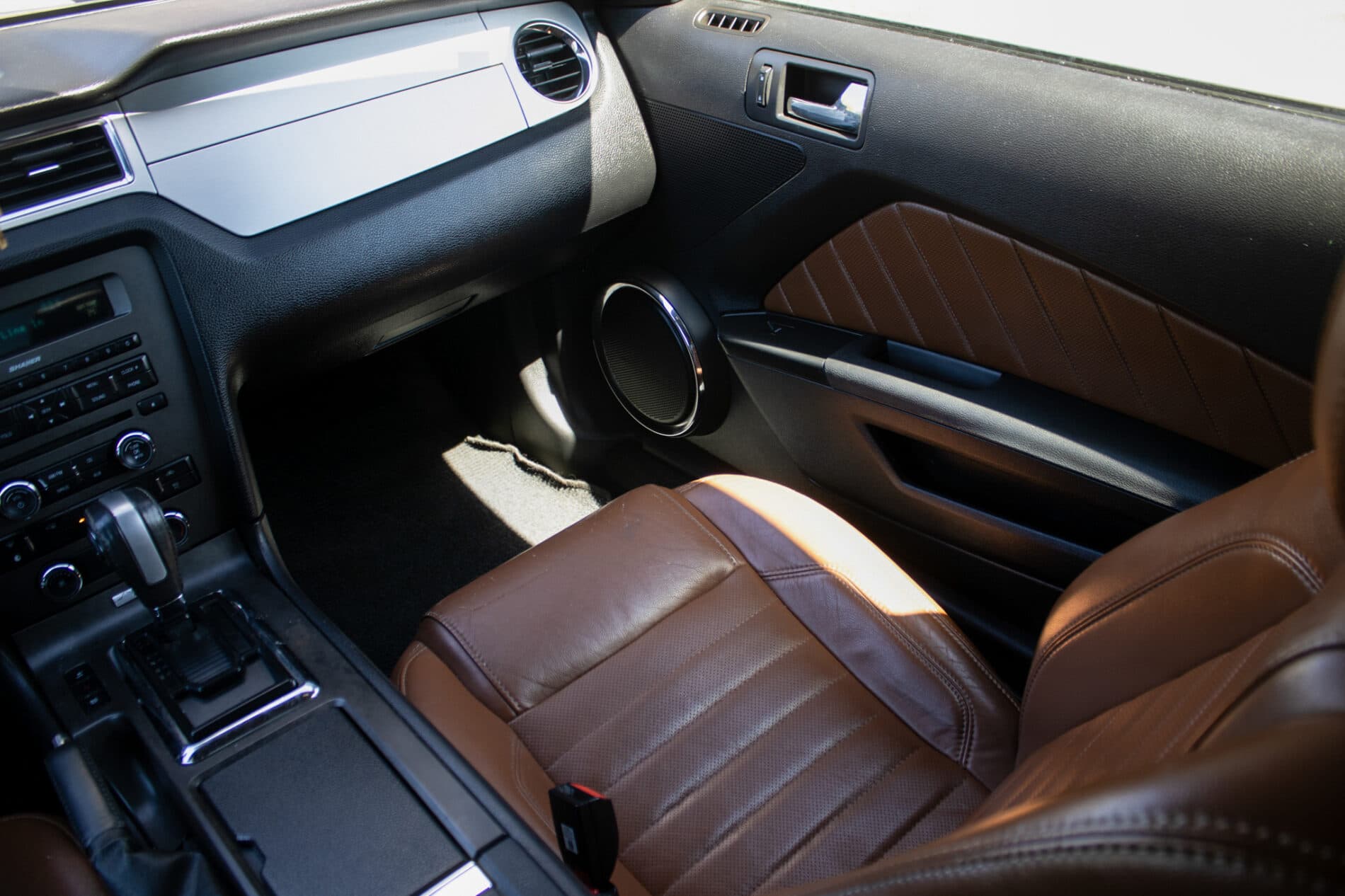 2012 Ford Mustang, biela kupé, 198 960 km