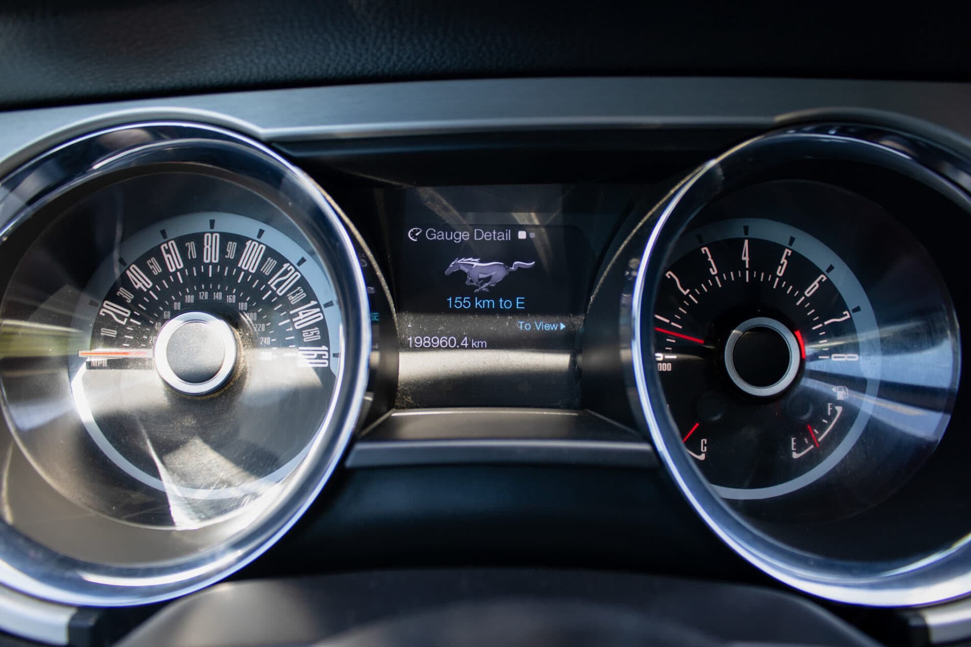 2012 Ford Mustang, biela kupé, 198 960 km