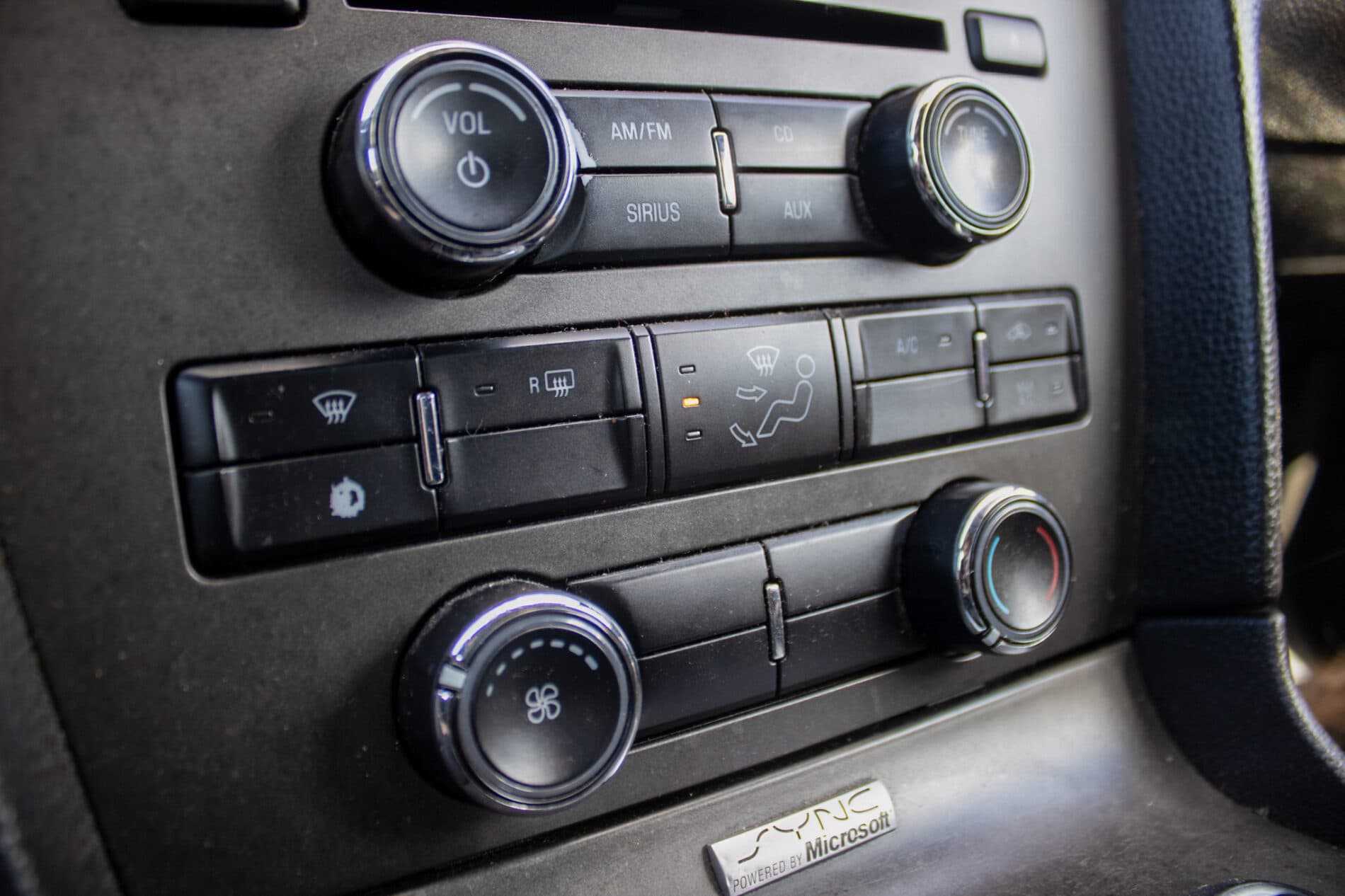2012 Ford Mustang, biela kupé, 198 960 km