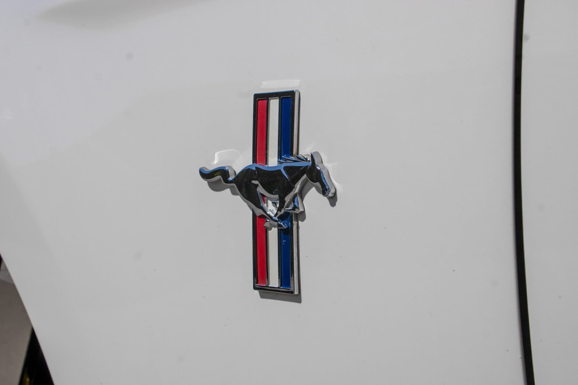 2012 Ford Mustang, biela kupé, 198 960 km