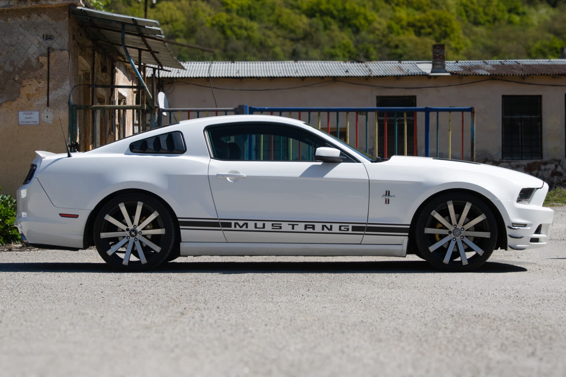 2012 Ford Mustang, biela kupé, 198 960 km