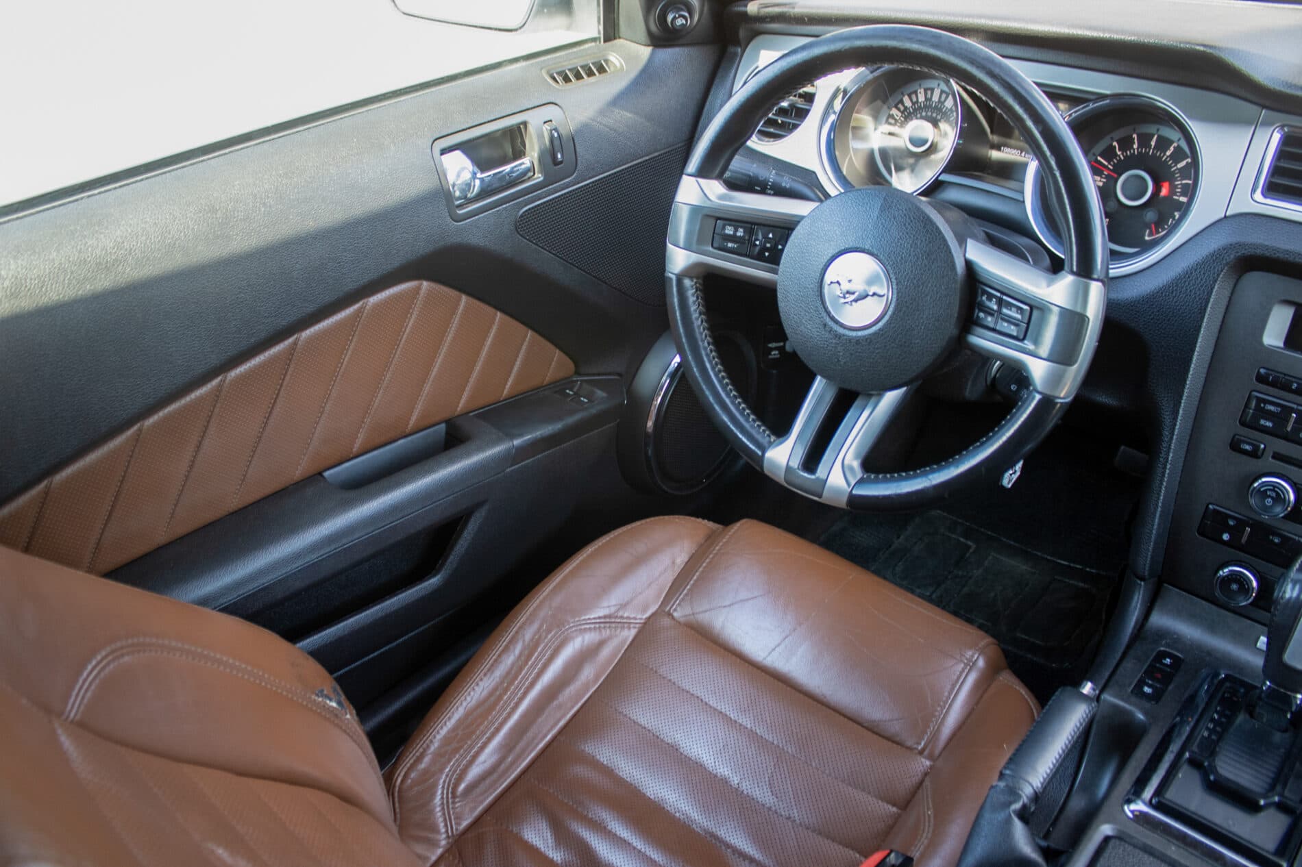 2012 Ford Mustang, biela kupé, 198 960 km