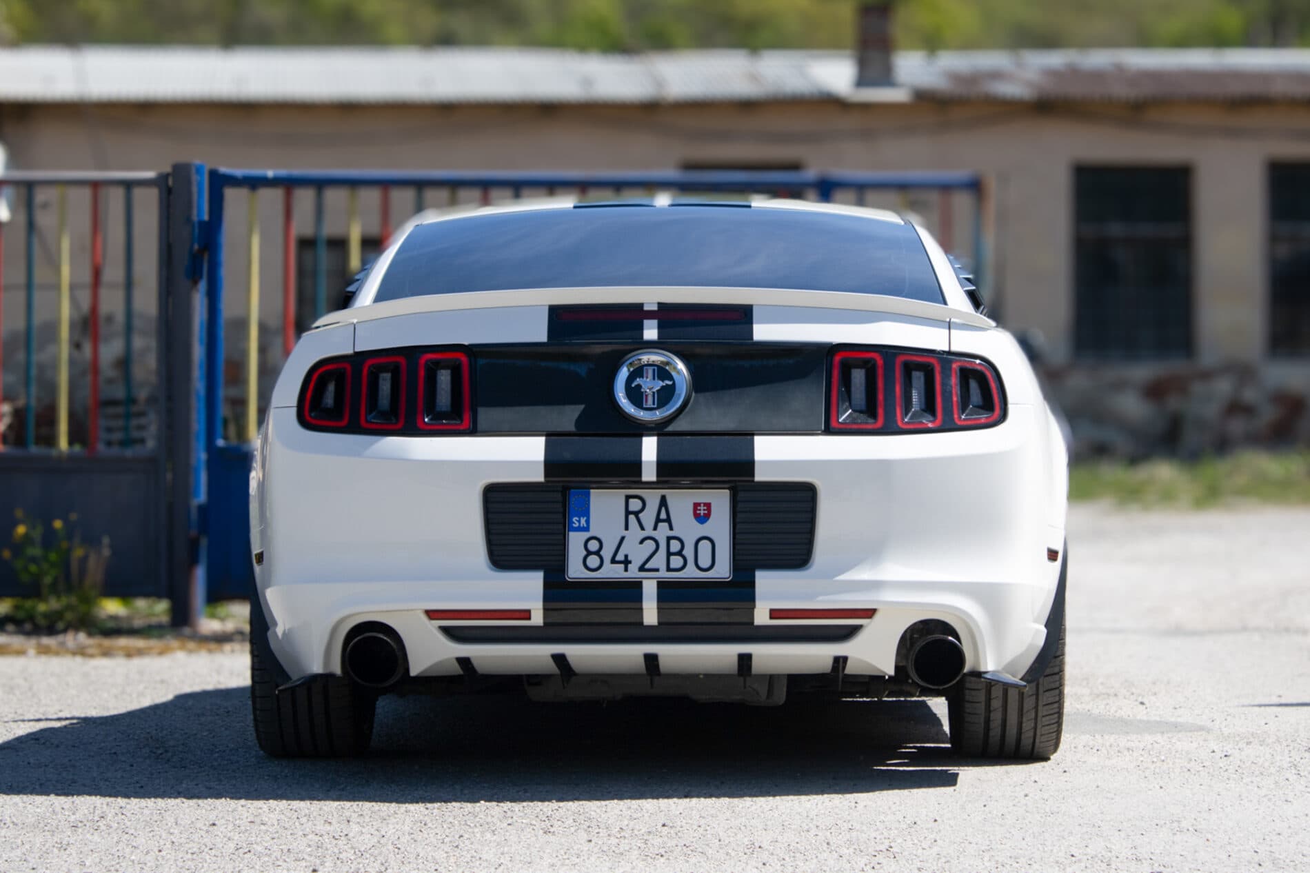 2012 Ford Mustang, biela kupé, 198 960 km