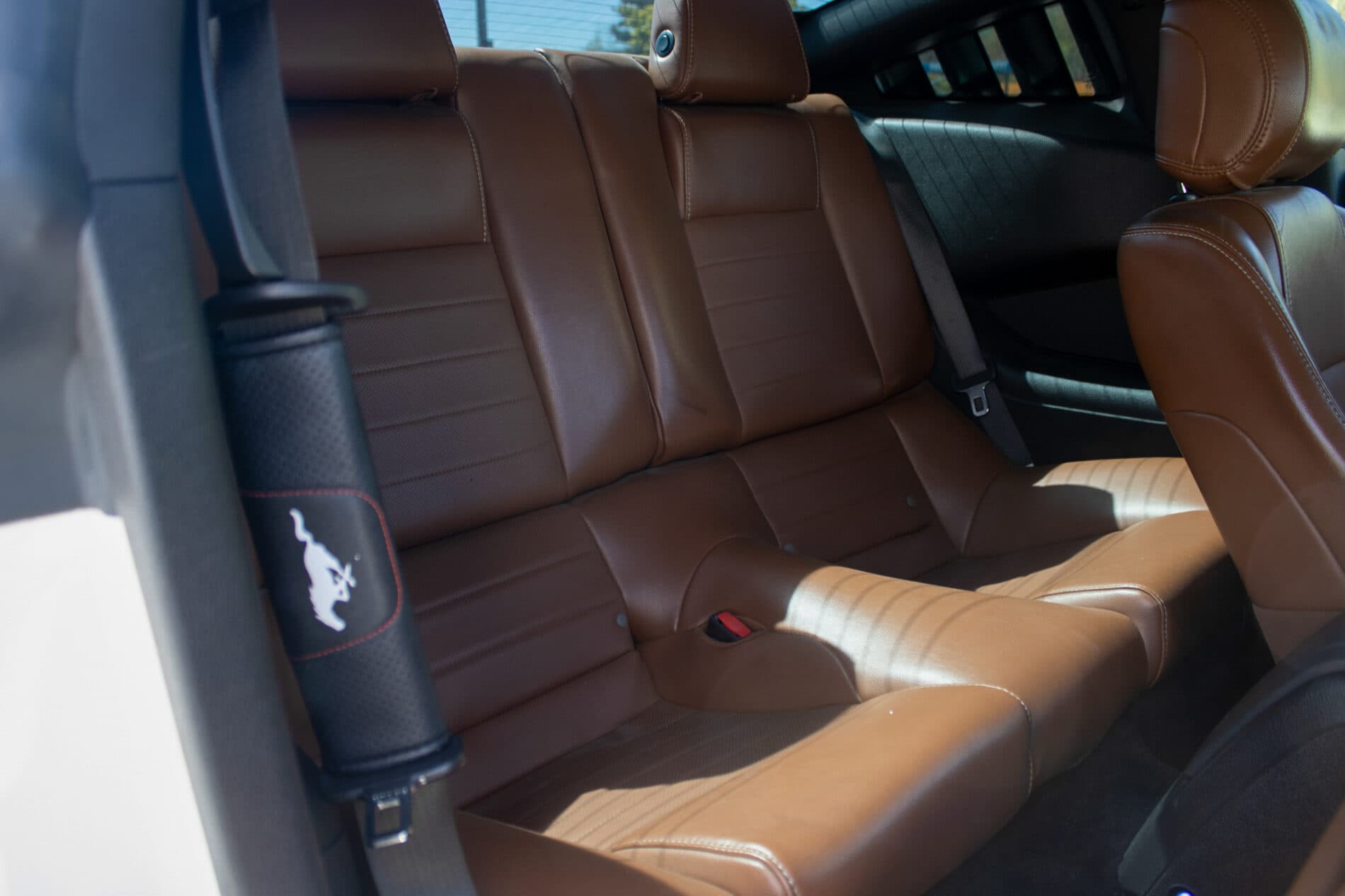 2012 Ford Mustang, biela kupé, 198 960 km