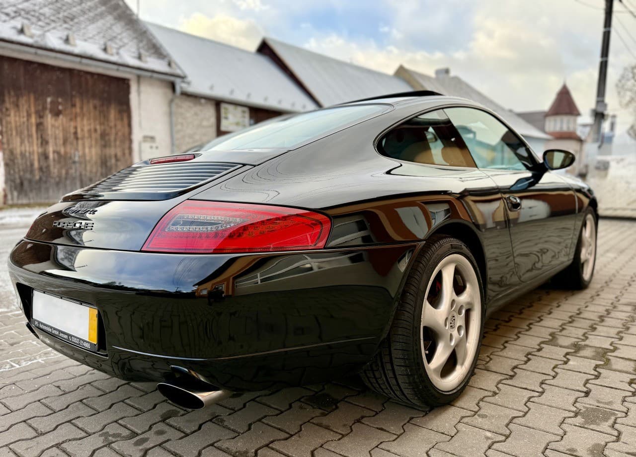2001 Porsche 996 Carrera / 4, čierna kupé, 141 977 km