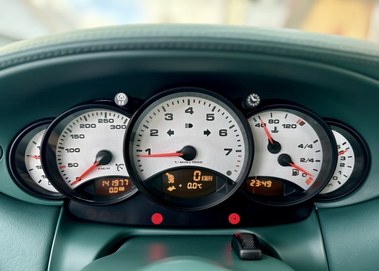 2001 Porsche 996 Carrera / 4, čierna kupé, 141 977 km