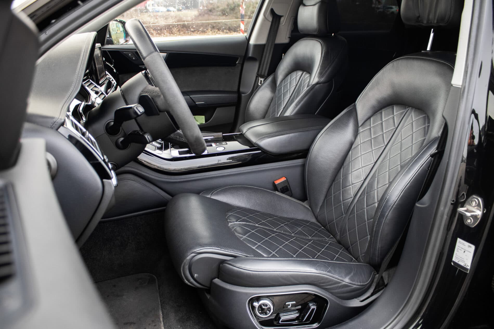 2016 AUDI A8, čierna sedan, 186 825 km