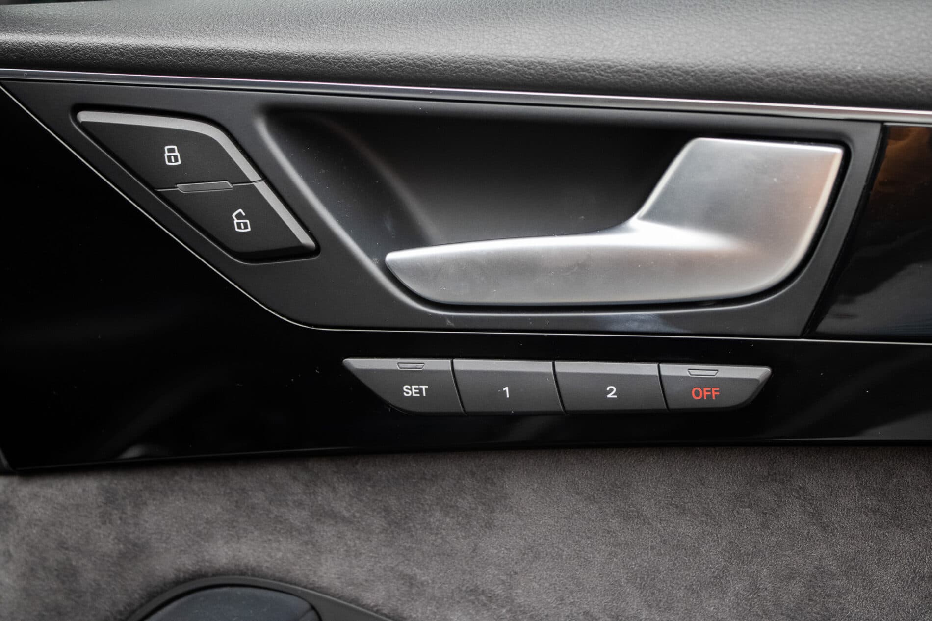 2016 AUDI A8, čierna sedan, 186 825 km
