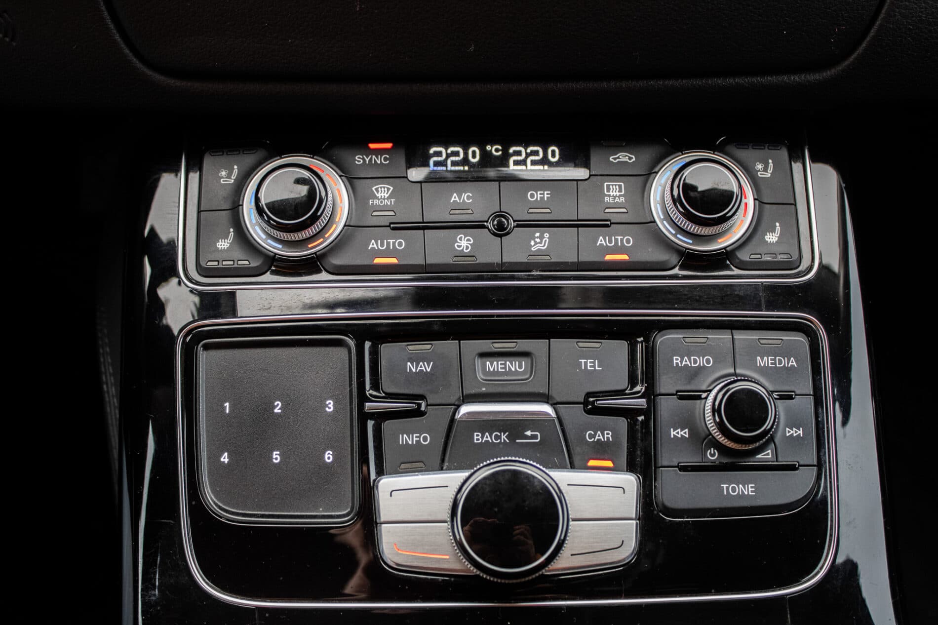 2016 AUDI A8, čierna sedan, 186 825 km