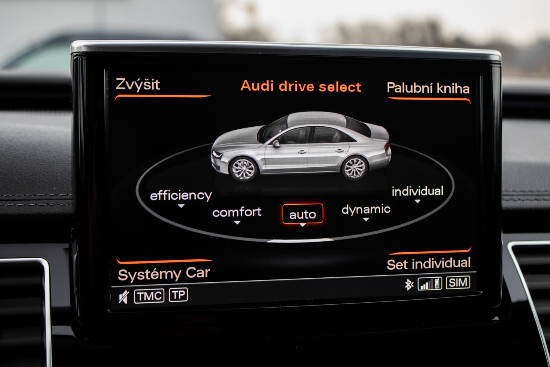 2016 AUDI A8, čierna sedan, 186 825 km
