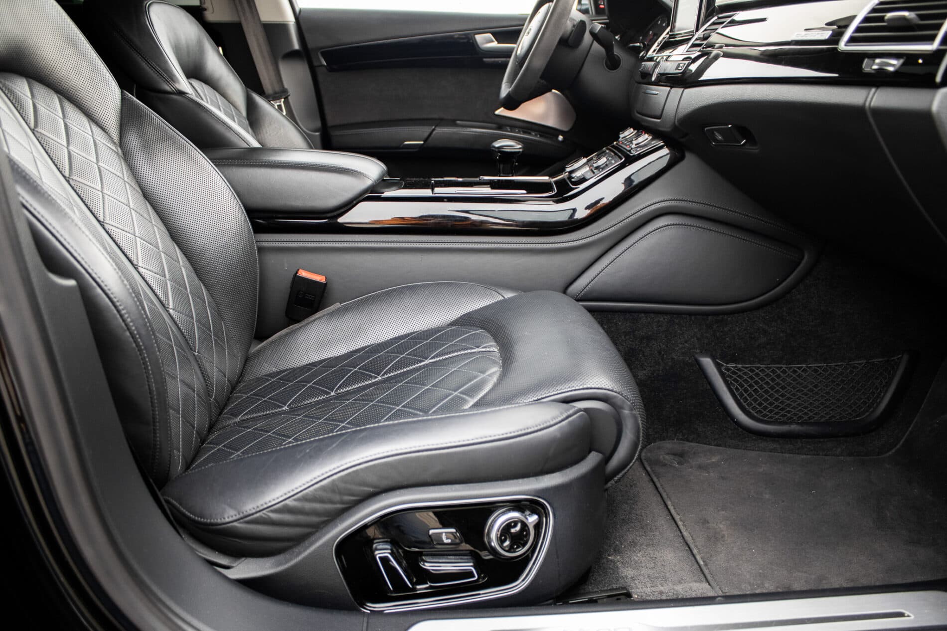 2016 AUDI A8, čierna sedan, 186 825 km