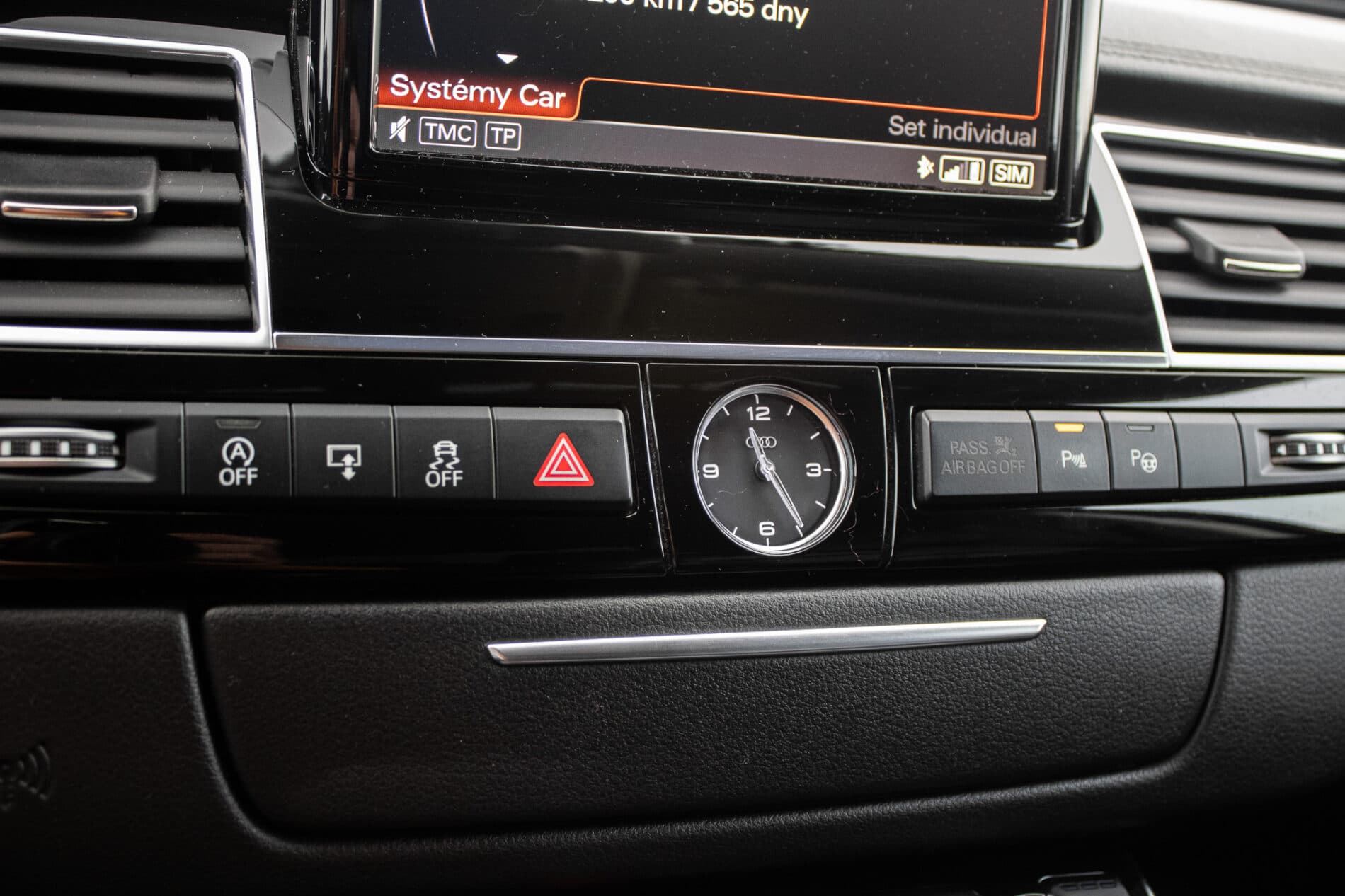 2016 AUDI A8, čierna sedan, 186 825 km