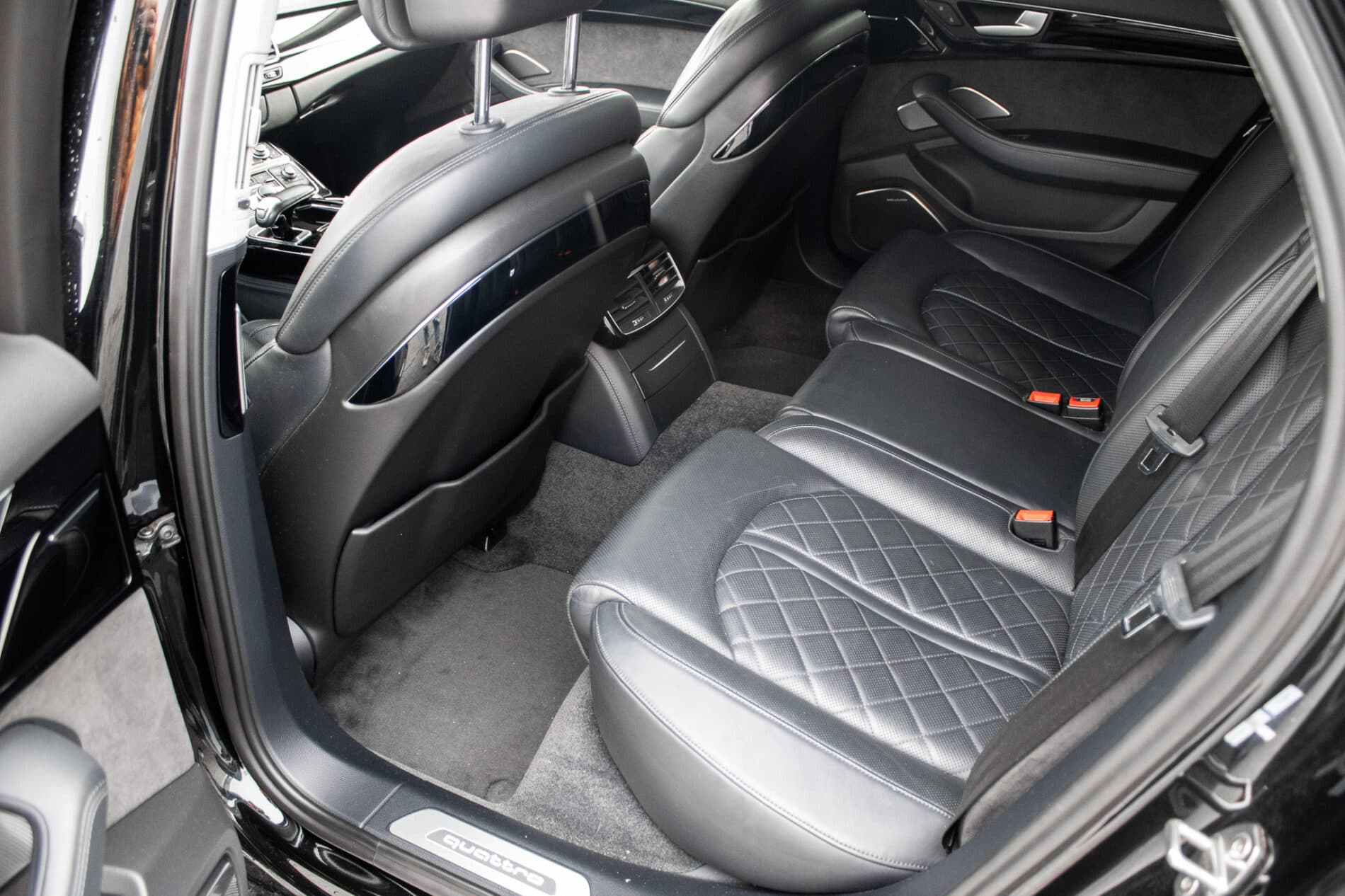2016 AUDI A8, čierna sedan, 186 825 km