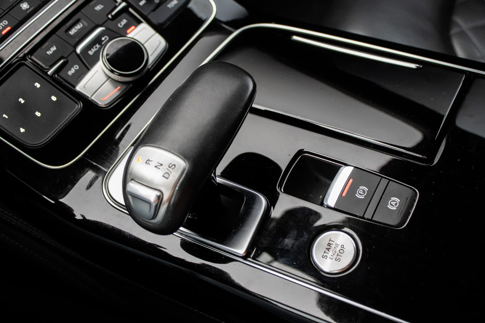 2016 AUDI A8, čierna sedan, 186 825 km